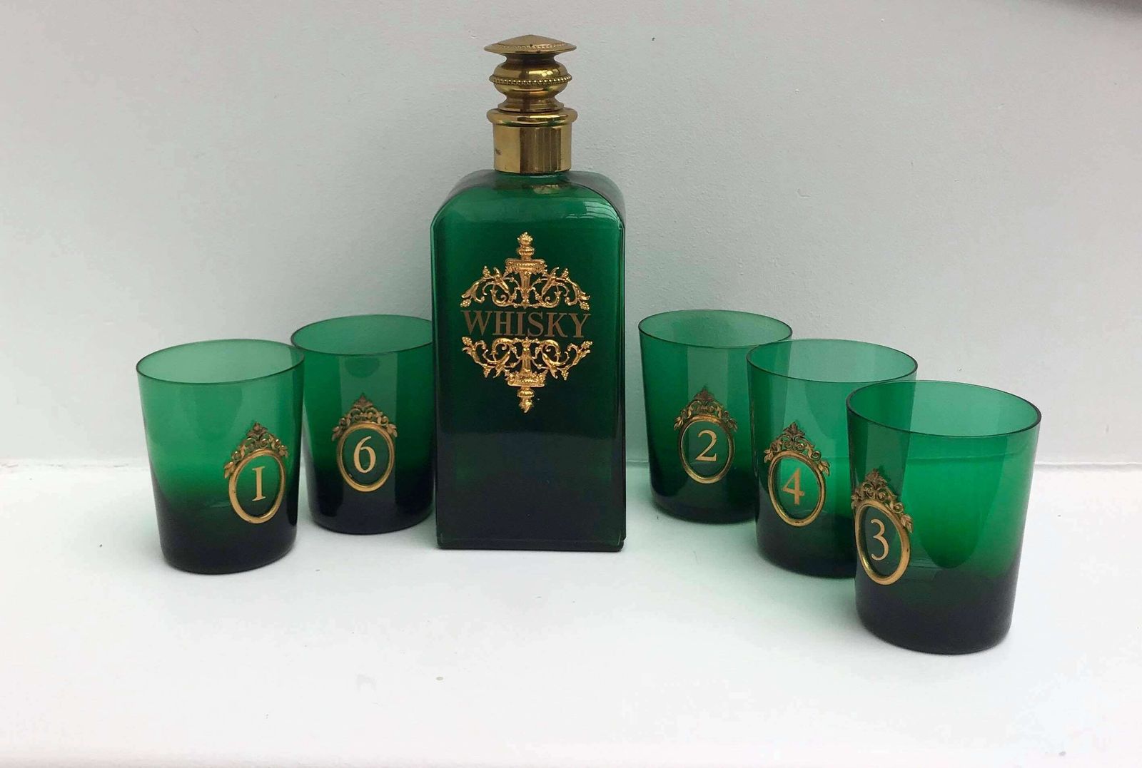 Decanterset – Whisky/Brandy – Fles Met 5 Tumblers – Likeurkaraf – Groen Emerald Glas – Messing Decoratie – Barkast – Cadeau photo vintage