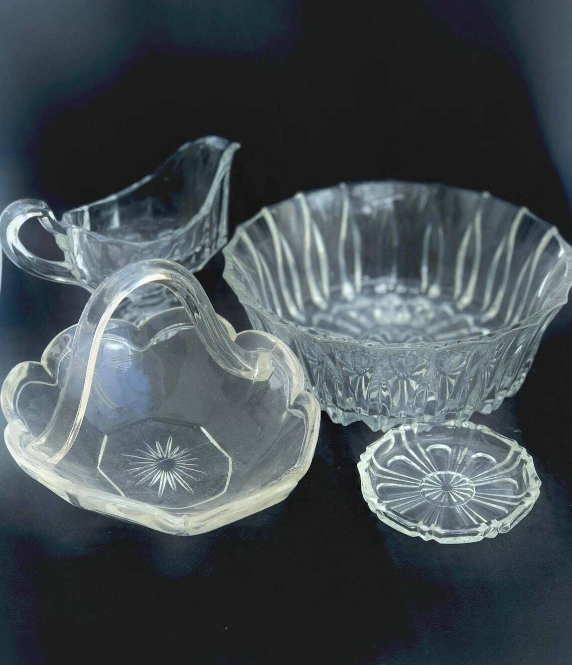 Glass Bowl Creamer Or Gravy Boat Salad Bowl Small Dish And Glass Sweet Basket 4 Pièces, Art Deco, Clear Molded/Pressed Glass Sauce Boats