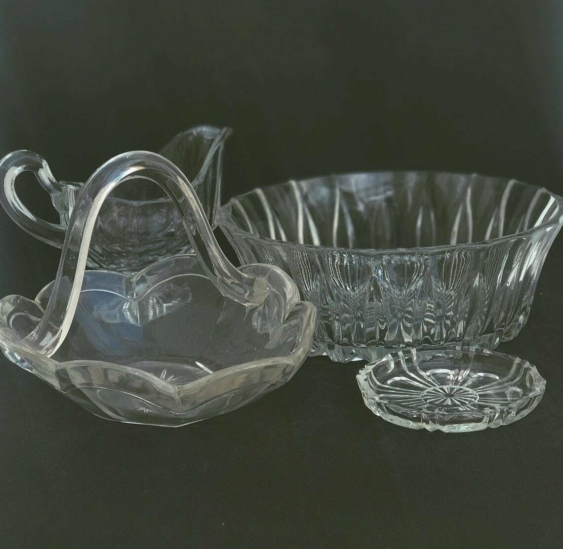 Glass Bowl Creamer Or Gravy Boat Salad Bowl Small Dish And Glass Sweet Basket 4 Pièces, Art Deco, Clear Molded/Pressed Glass Sauce Boats photo furniture