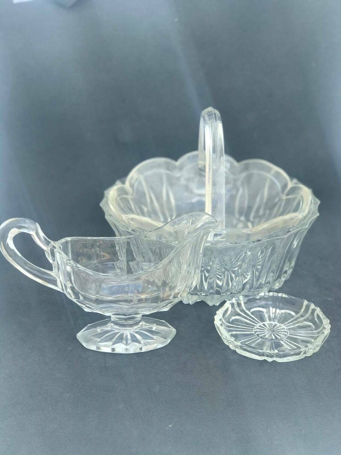 photo furniture Glass Bowl Creamer Or Gravy Boat Salad Bowl Small Dish And Glass Sweet Basket 4 Pièces, Art Deco, Clear Molded/Pressed Glass Sauce Boats