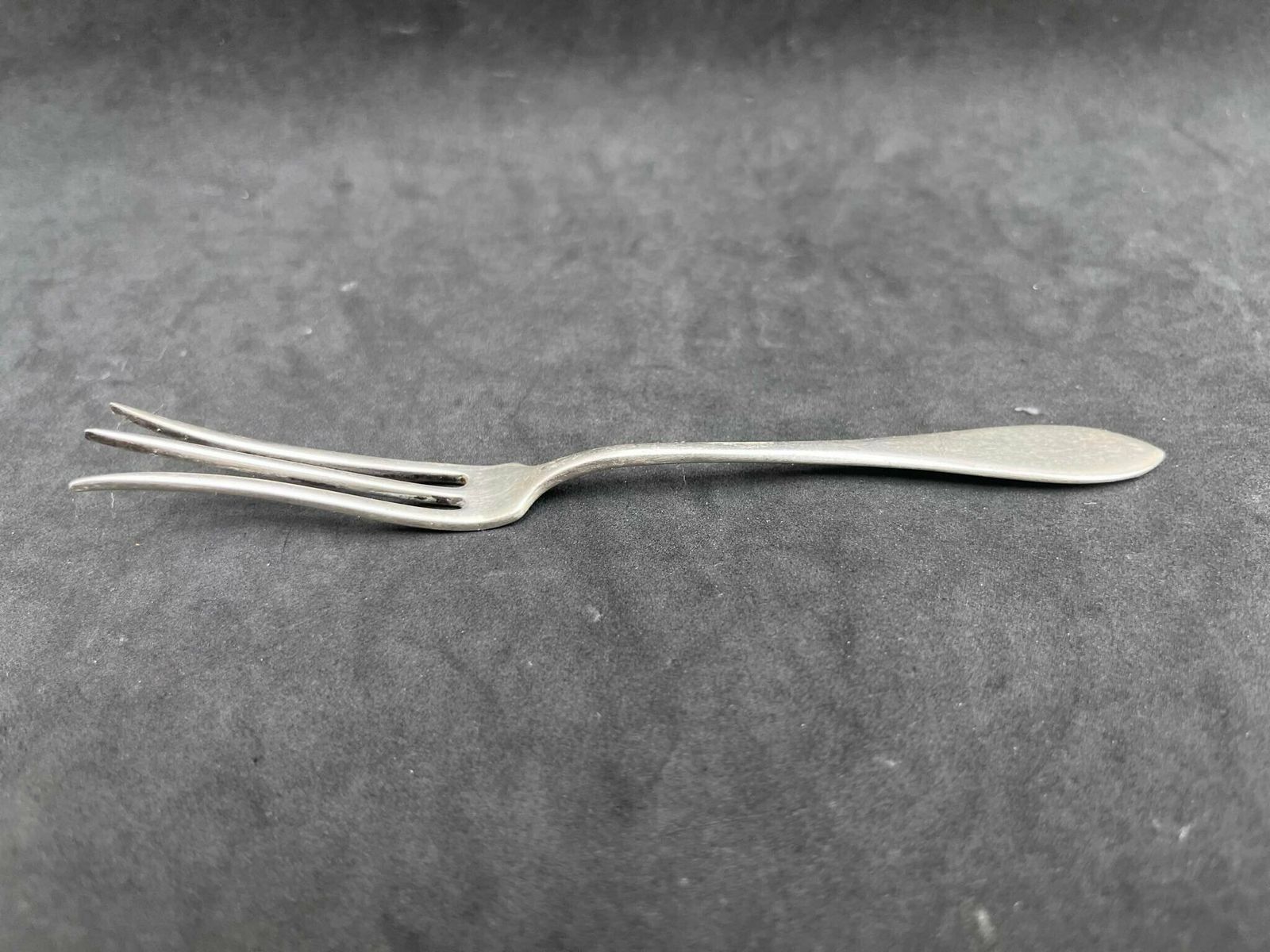 Antieke Engelse Verzilverde Pickle Vork Met Handvat, Ca. 1870 – Victoriaans – Geschikt Voor Olijven, Vleeswaren En Meer photo vinterior