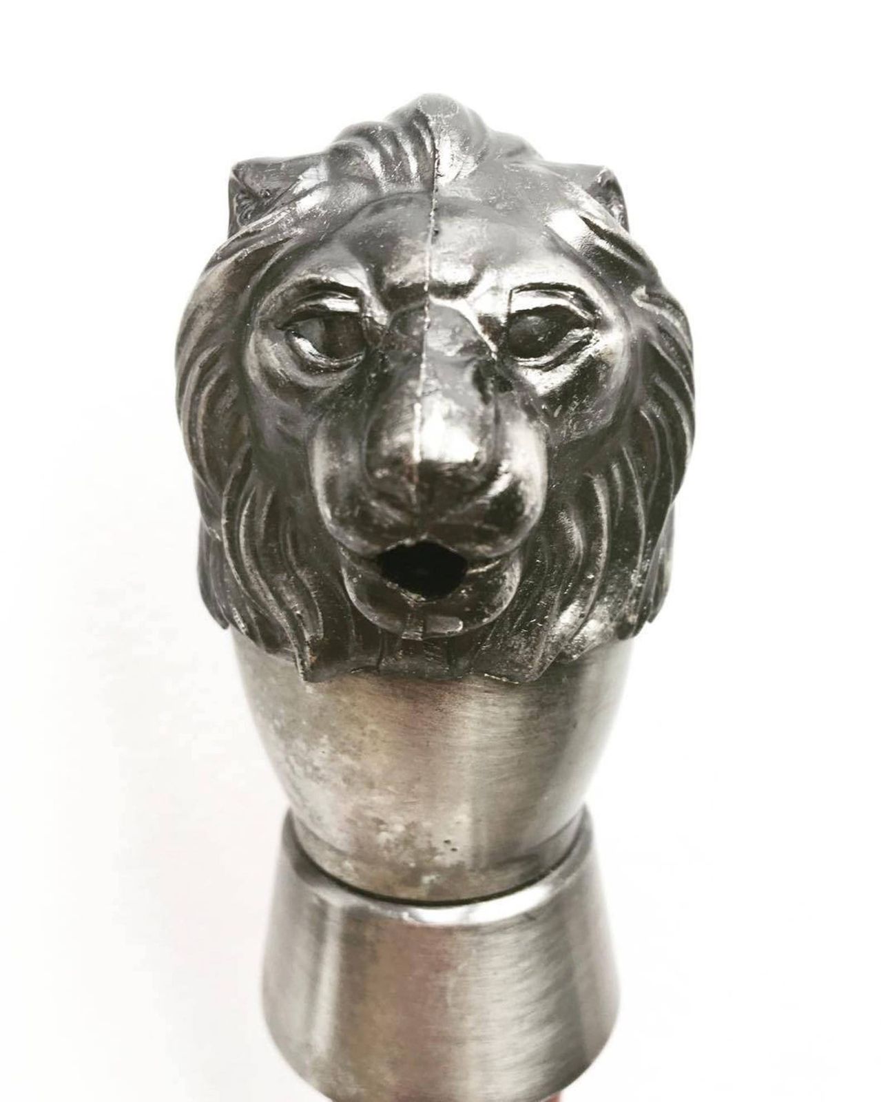 Vintage Flessenstop, Metalen Schenktuit Met Leeuwenkop, Ca. Jaren 1950 – Bijzonder Dierlijk Vormgegeven Metalen Stuk photo Woonaccessoires
