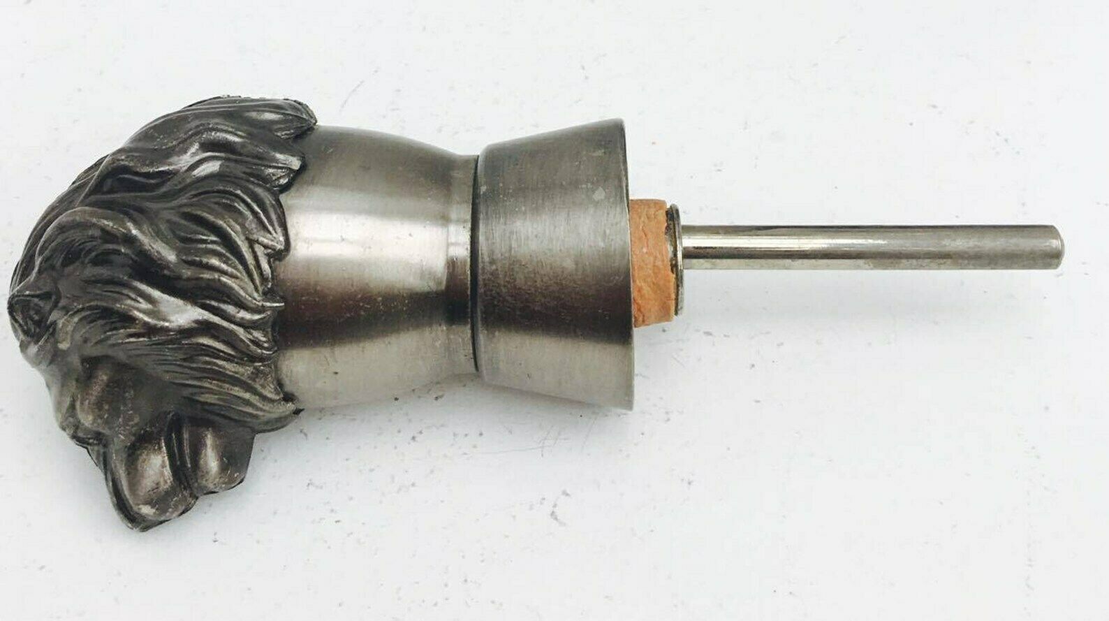 Vintage Flessenstop, Metalen Schenktuit Met Leeuwenkop, Ca. Jaren 1950 – Bijzonder Dierlijk Vormgegeven Metalen Stuk photo vinterior
