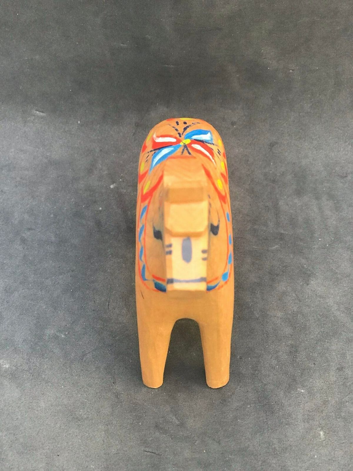 Dala Horse Figurine Beige Paard Zweeds Door Nils Olsson 3,8"/9,7 Cm Scandinavian Modern Handgeschilderd Scandinavisch Design Rood Hout photo vinterior