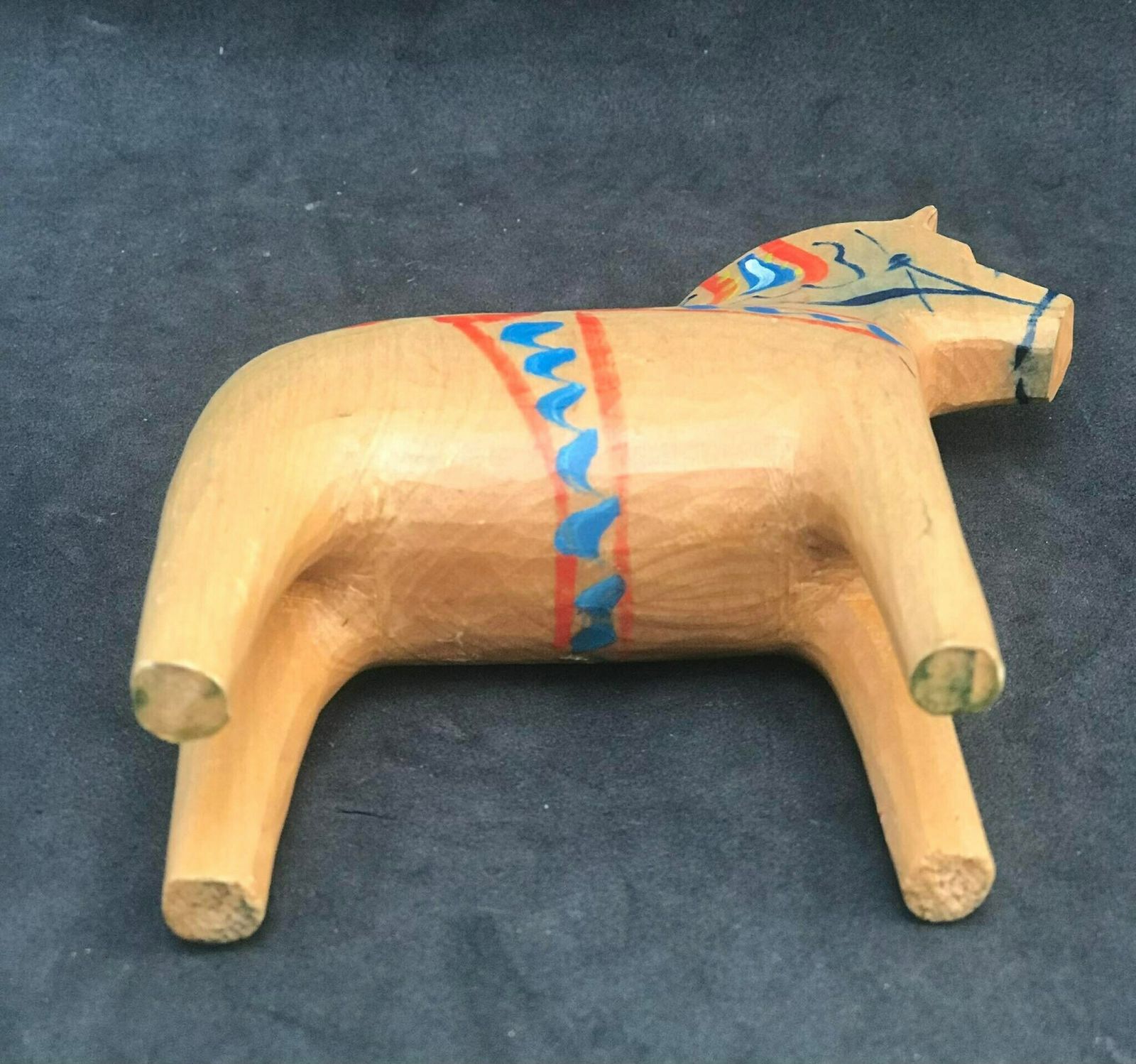 photo for sale Dala Horse Figurine Beige Paard Zweeds Door Nils Olsson 3,8"/9,7 Cm Scandinavian Modern Handgeschilderd Scandinavisch Design Rood Hout