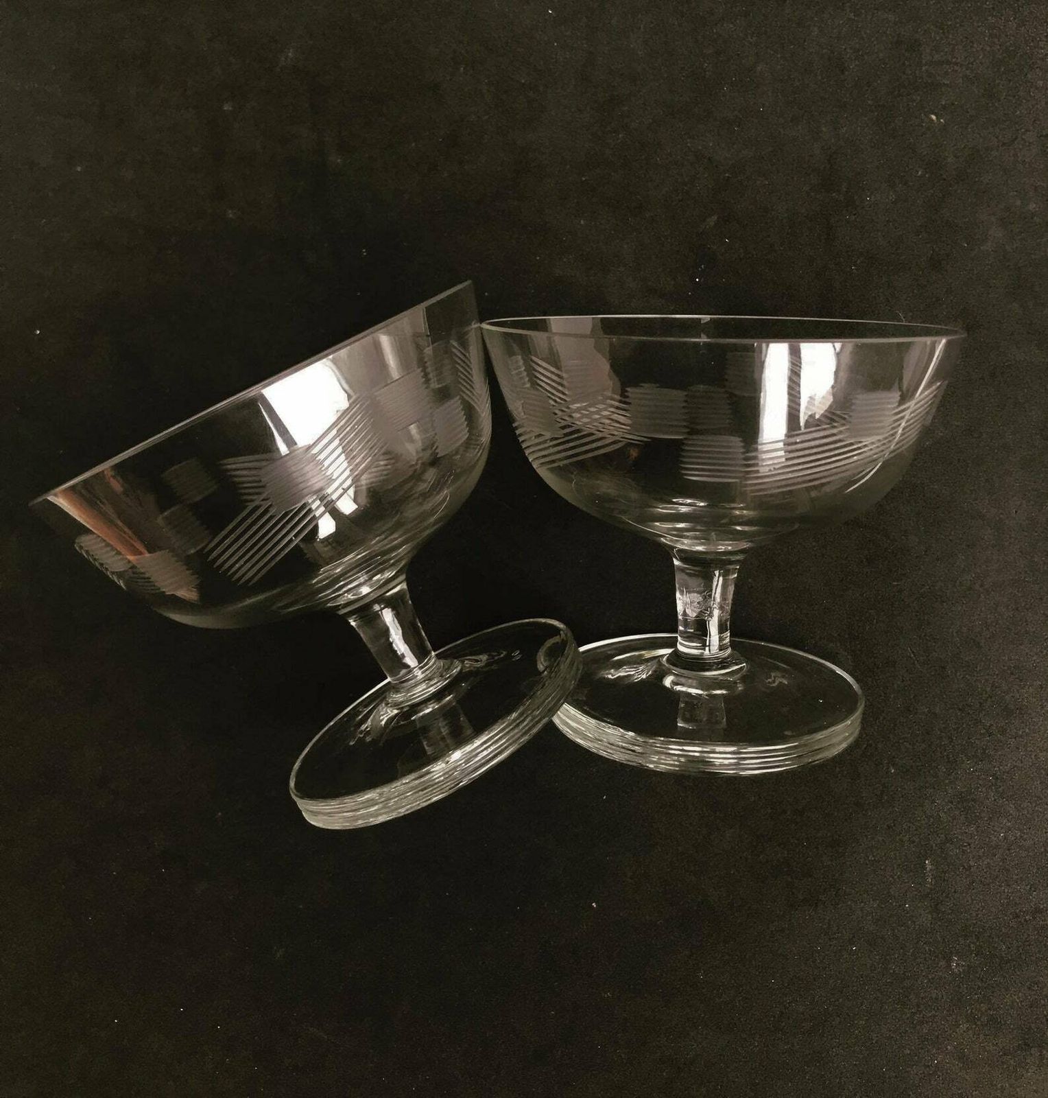 2 coupes à champagne d'époque en cristal taillé, années 1920, françaises, lot de 2, à pied, décor de bar, mariage, cocktail photo furniture