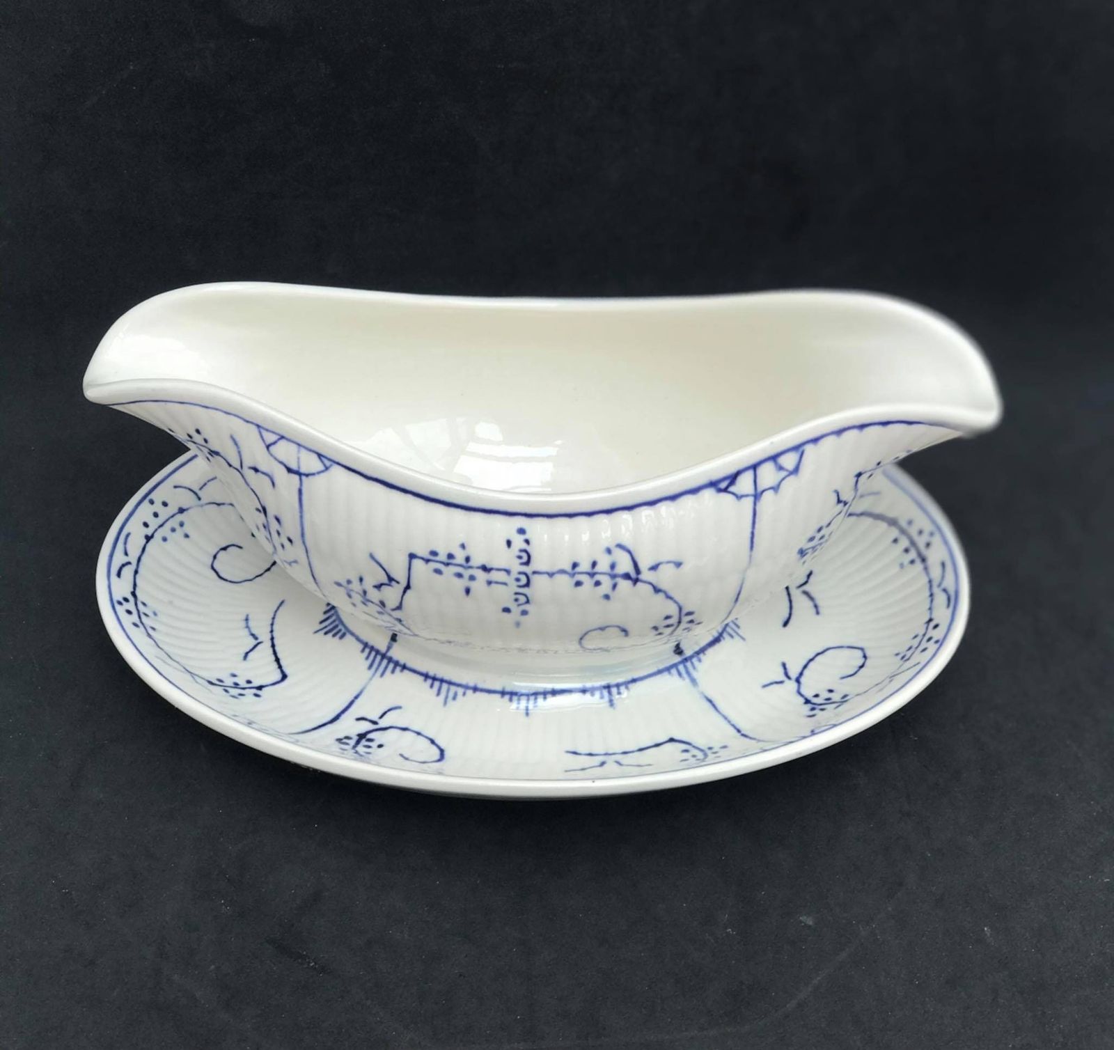 photo for sale Boch Freres La Louviere Copenhagen Pattern, Sauskom Met Schotel – Dresden Blauw Wit Porselein, Jaren 1920, Antiek Belgisch Aardewerk