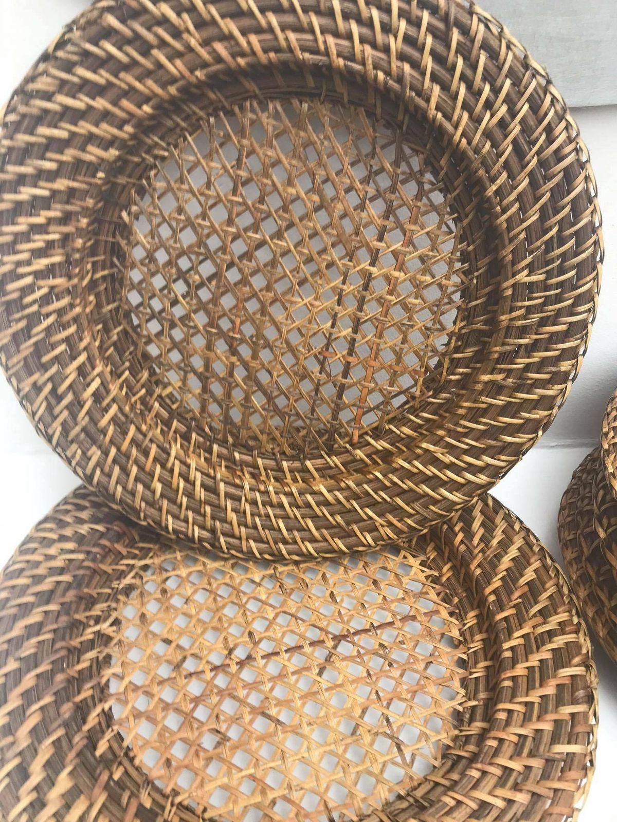 Vintage Rattan Onderborden – Set Van 12 | Rustiek Bamboe Vlechtwerk | Ronde Dienbladen | Farmhouse & Boho Tafelaccessoires photo for sale