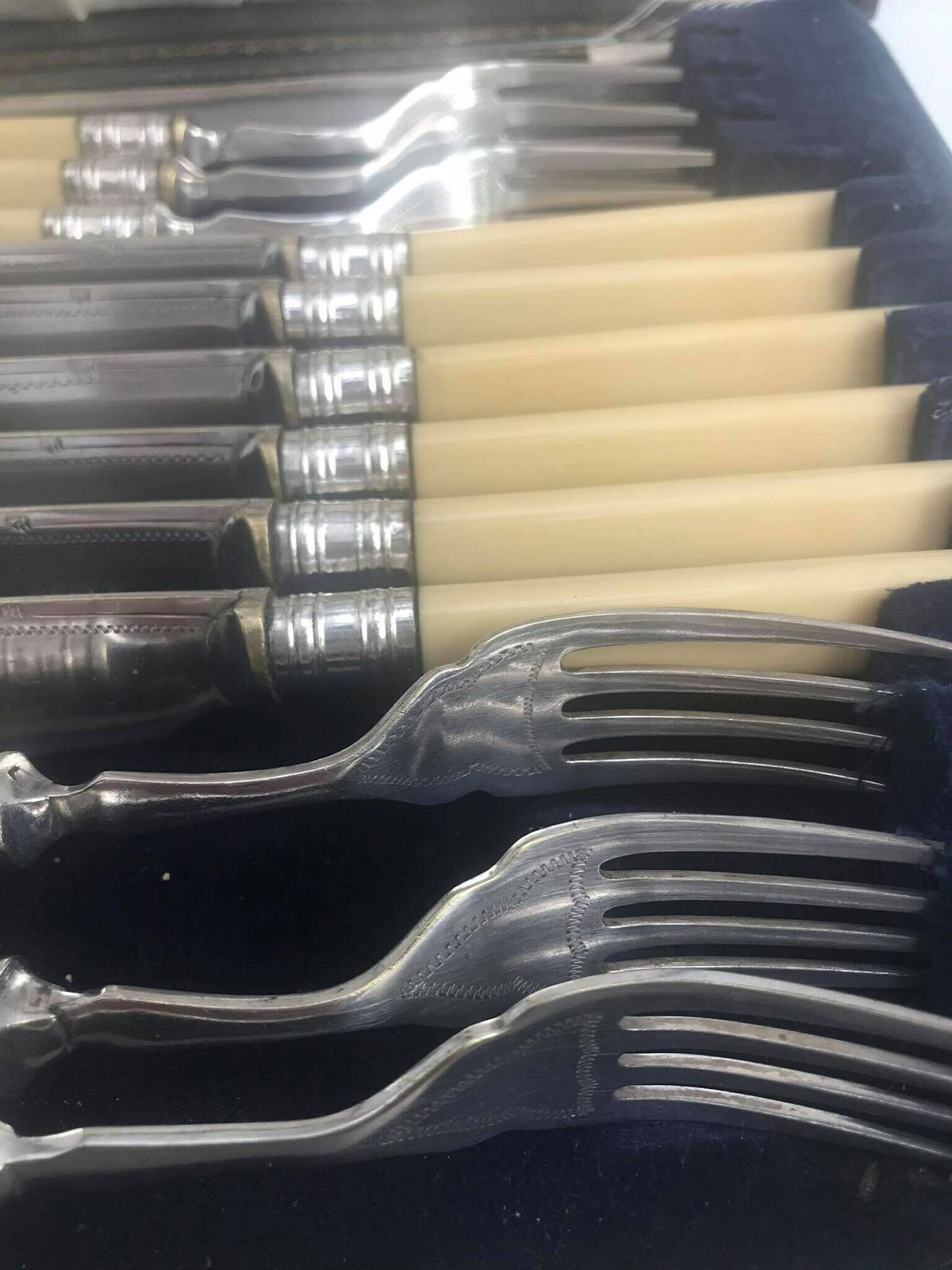 Zeevruchtenbestek – 12 Delig Visbestek Met Zilveren Banden, Roestvrij Staal En Ivorine – In Doos – Cadeau Voor Bruiloft Of Feestdiner photo vinterior