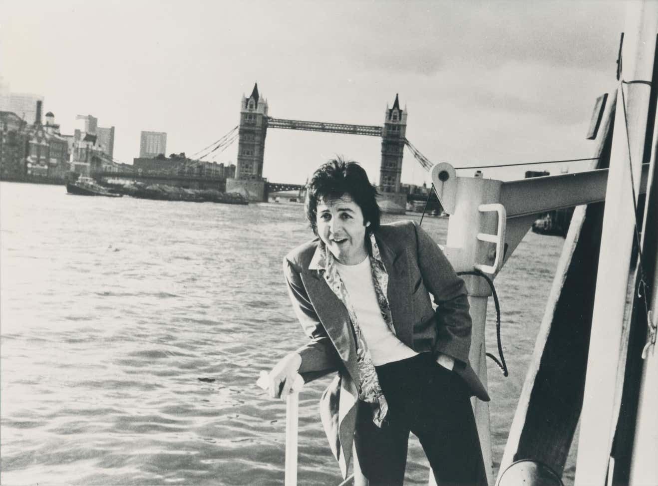 Paul Mccartney, London Bridge, Black And White Photograph, 17.6 X 23.8 Cm Circa 1970