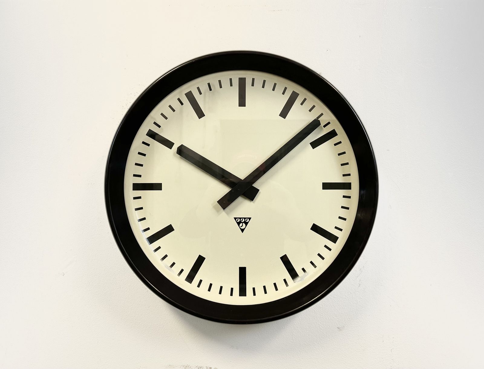 photo vinterior Large Industrial Bakelite Factory Wall Clock From Pragotron, 1960s