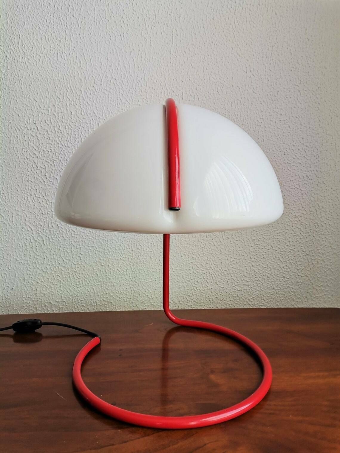 Guzzini Conchiglia Table Lamp In Red And White / 60s Italian Design By Buttura And Massoni / Made By Meblo Yugoslavia / Mcm photo for sale