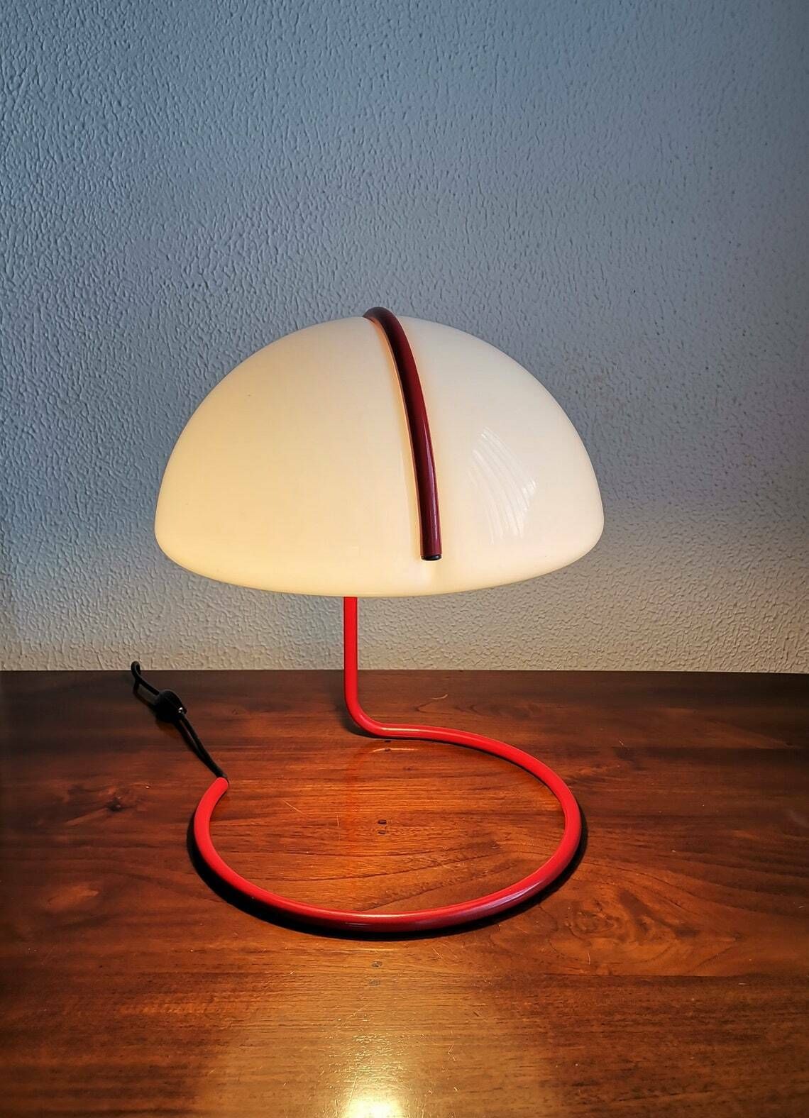 Guzzini Conchiglia Table Lamp In Red And White / 60s Italian Design By Buttura And Massoni / Made By Meblo Yugoslavia / Mcm photo 877.0