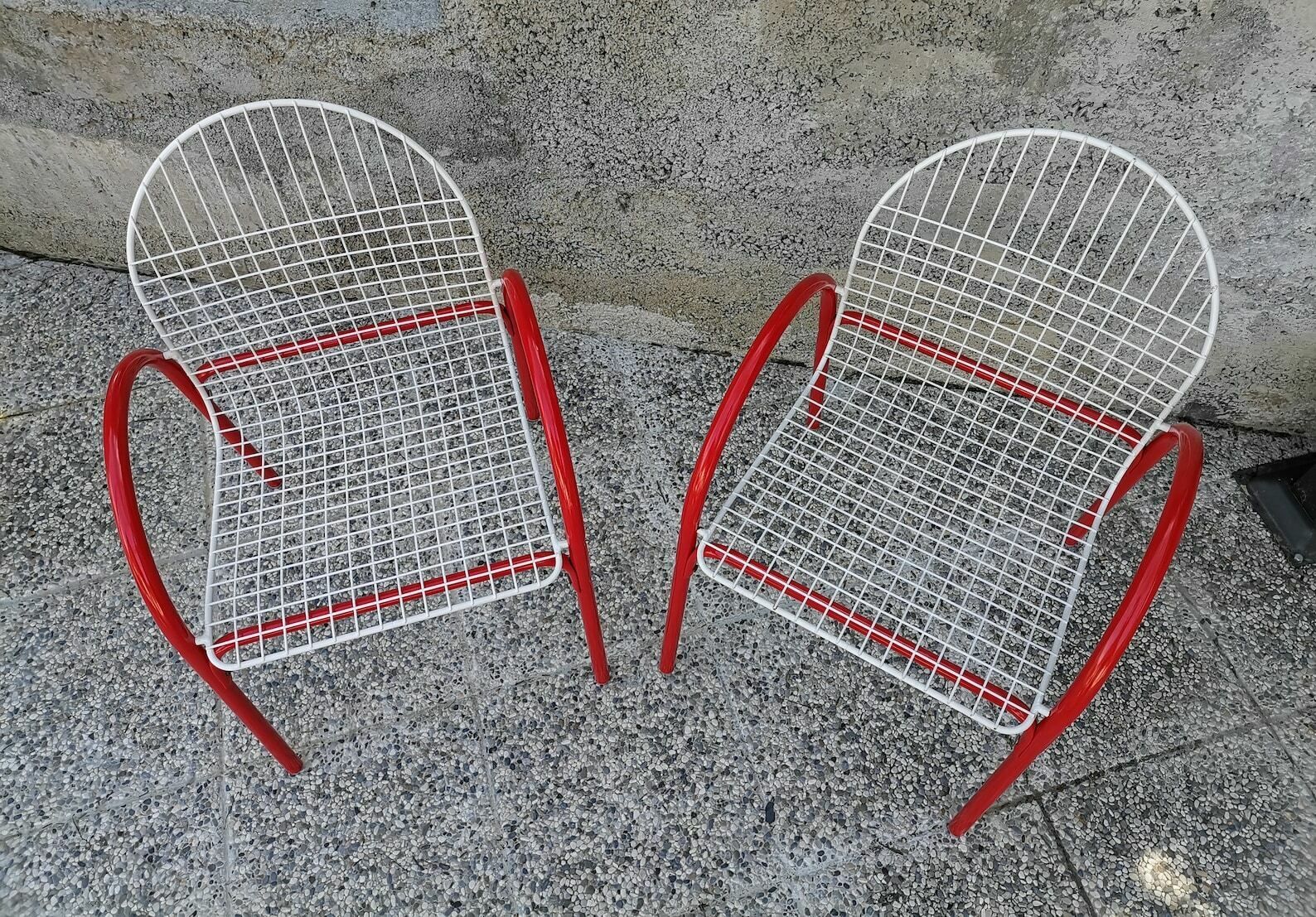 1 Van 4 Rode En Witte Metalen Tuinstoelen / Pop Art Memphis Design / Memphis Stijl Stoel / Jaren 70 Joegoslavië photo vintage