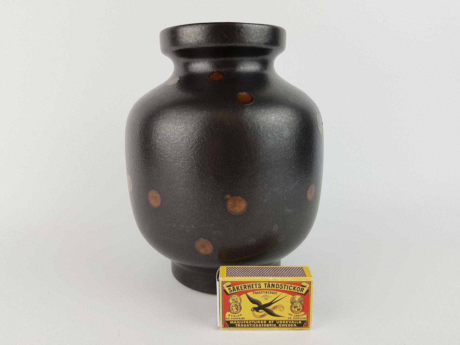 Vintage Karlsruher Majolika Vaas 9001 Van Friedegart Glatzle, West German Pottery, 1978 photo furniture