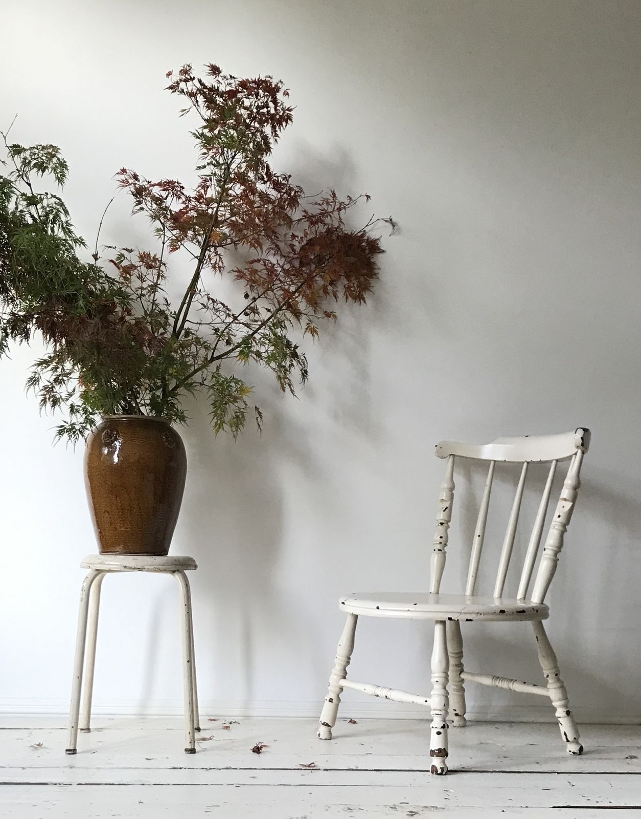 Large Low Antique Fireside White Chippy Paint Penny Ibex Chair photo vinterior
