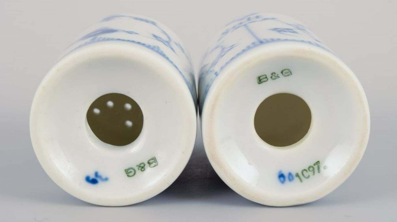 Bing & Grondahl, A Pair Of Salt Shakers In Porcelain, Blue Fluted. photo vinterior