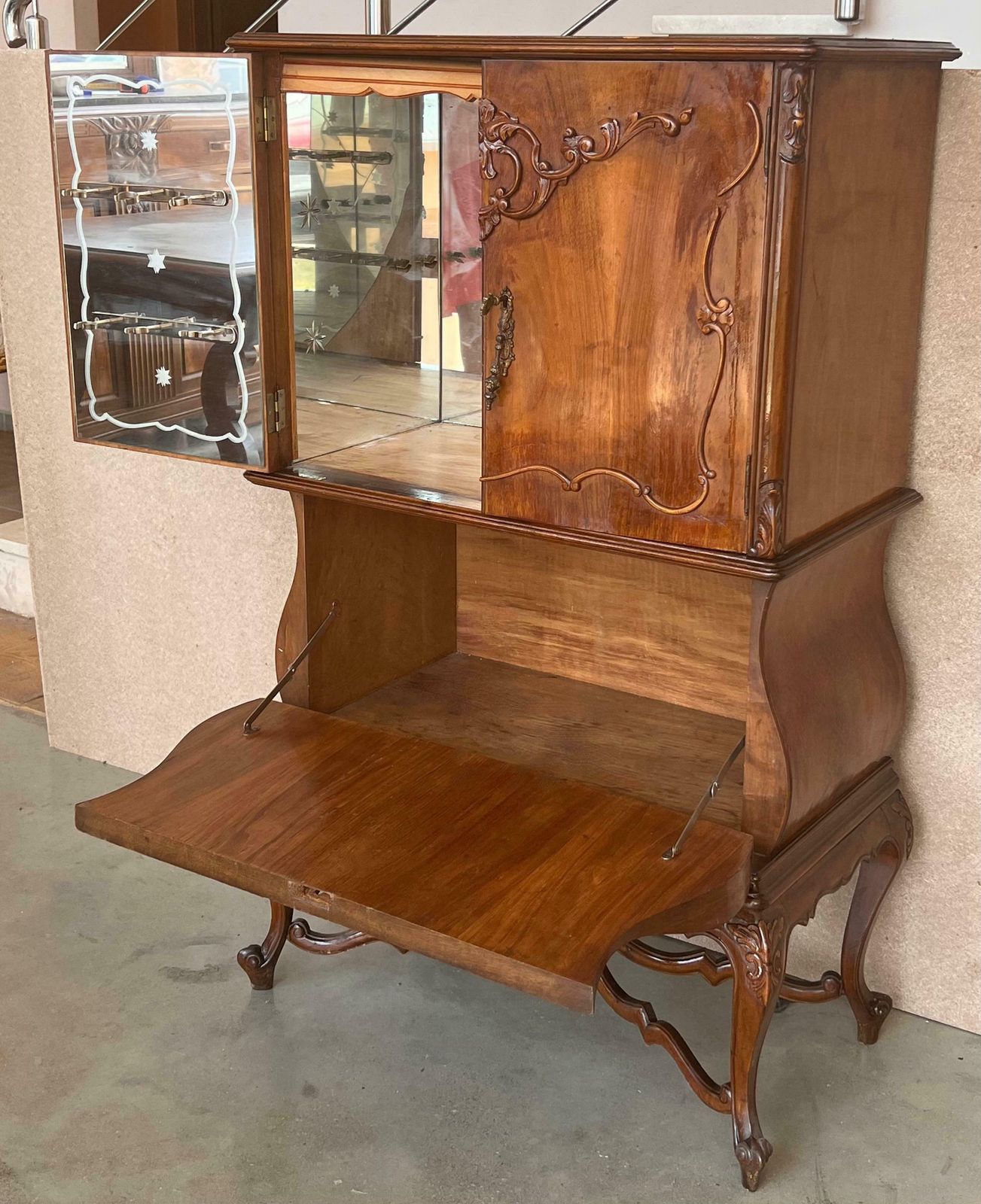 Cabinet bar espagnol Mid-Century Modern en bois de noyer et miroir, années 1940 photo furniture