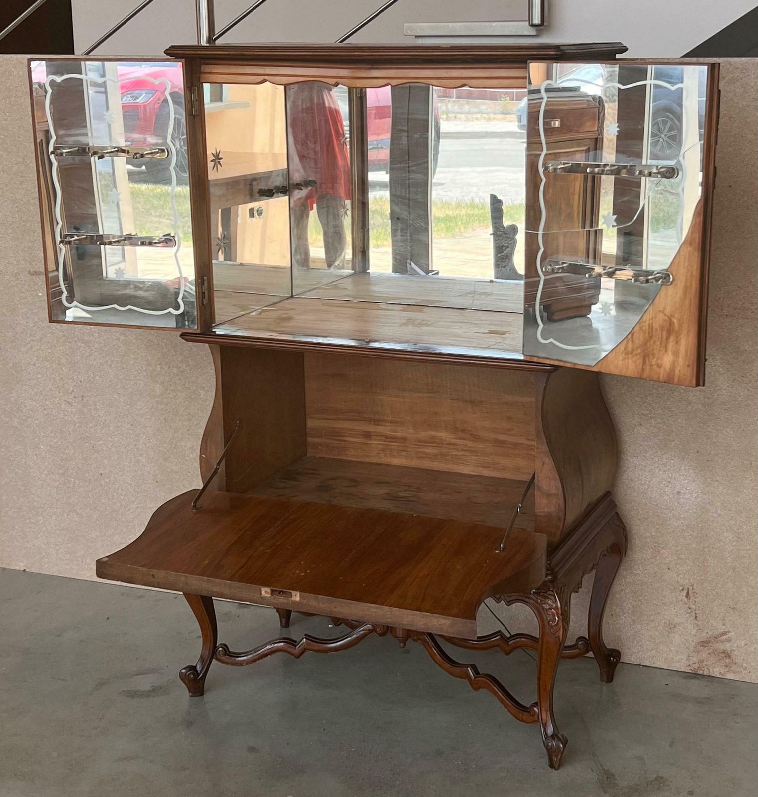 photo furniture Cabinet bar espagnol Mid-Century Modern en bois de noyer et miroir, années 1940