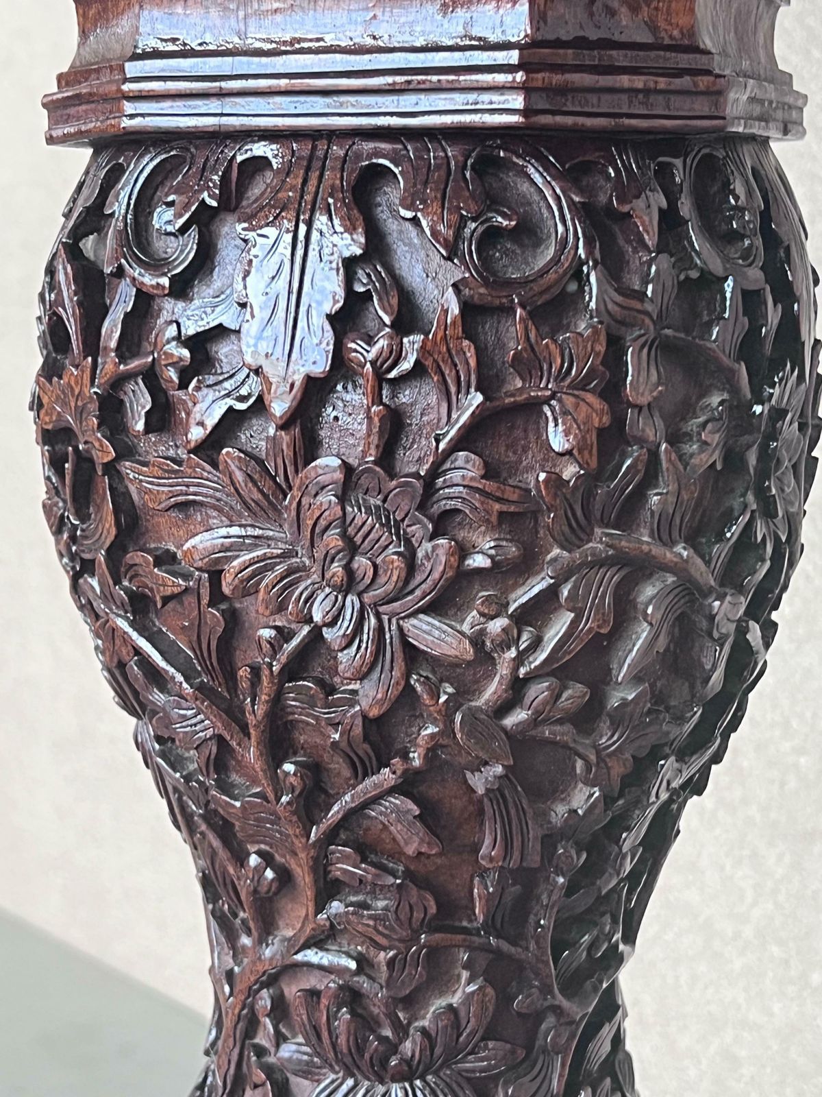 Table ronde basculante de style colonial britannique, XIXe siècle, finement sculptée photo for sale