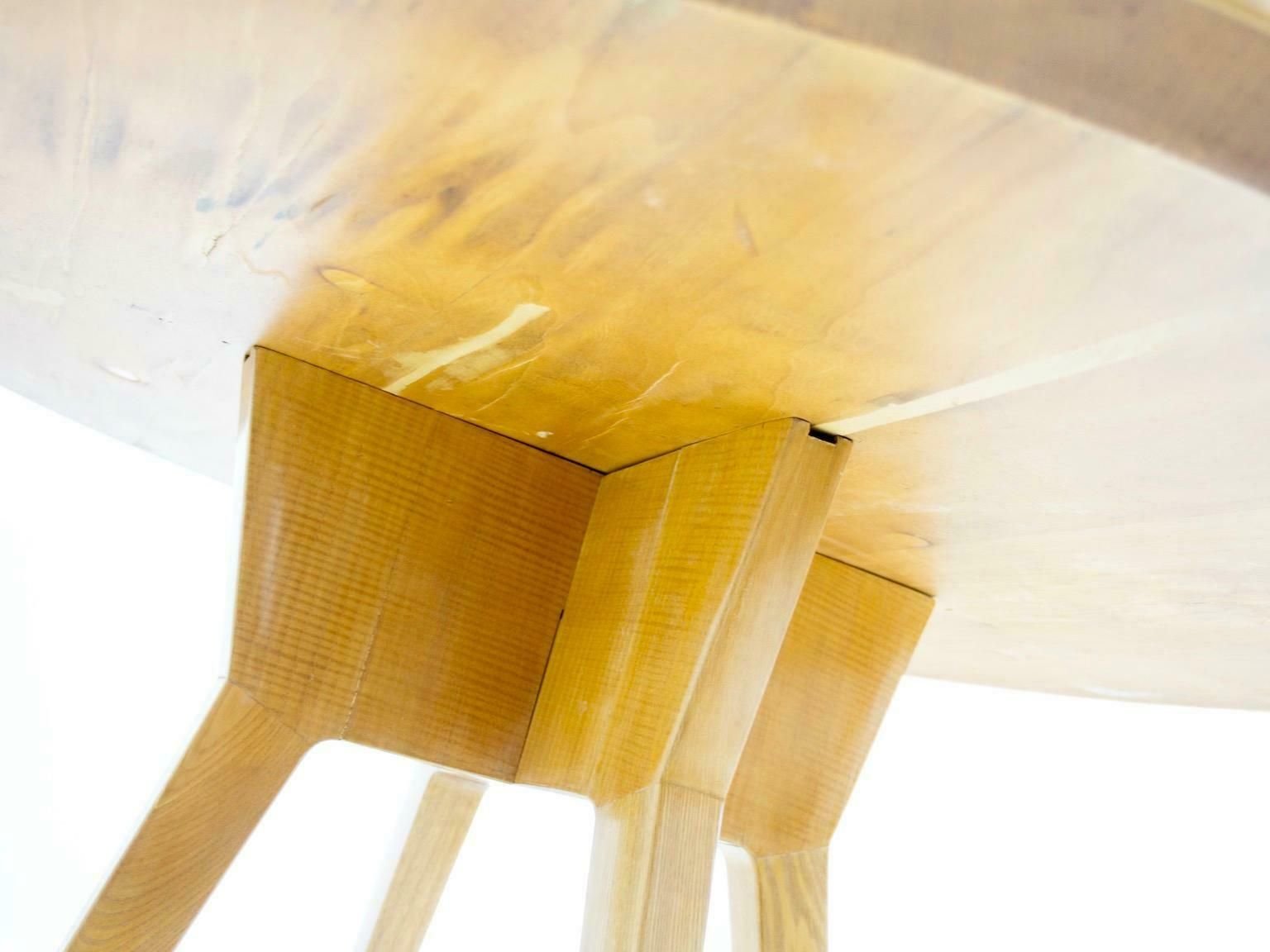 photo furniture Round Dining Table Of Ash Wood With Brass Details