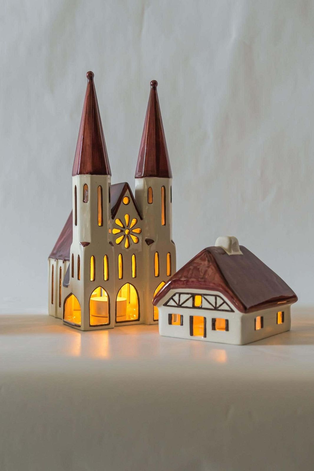 photo vintage Christmas Ceramic Houses For Candle Light Deco In Shape Of A Village Around 1970