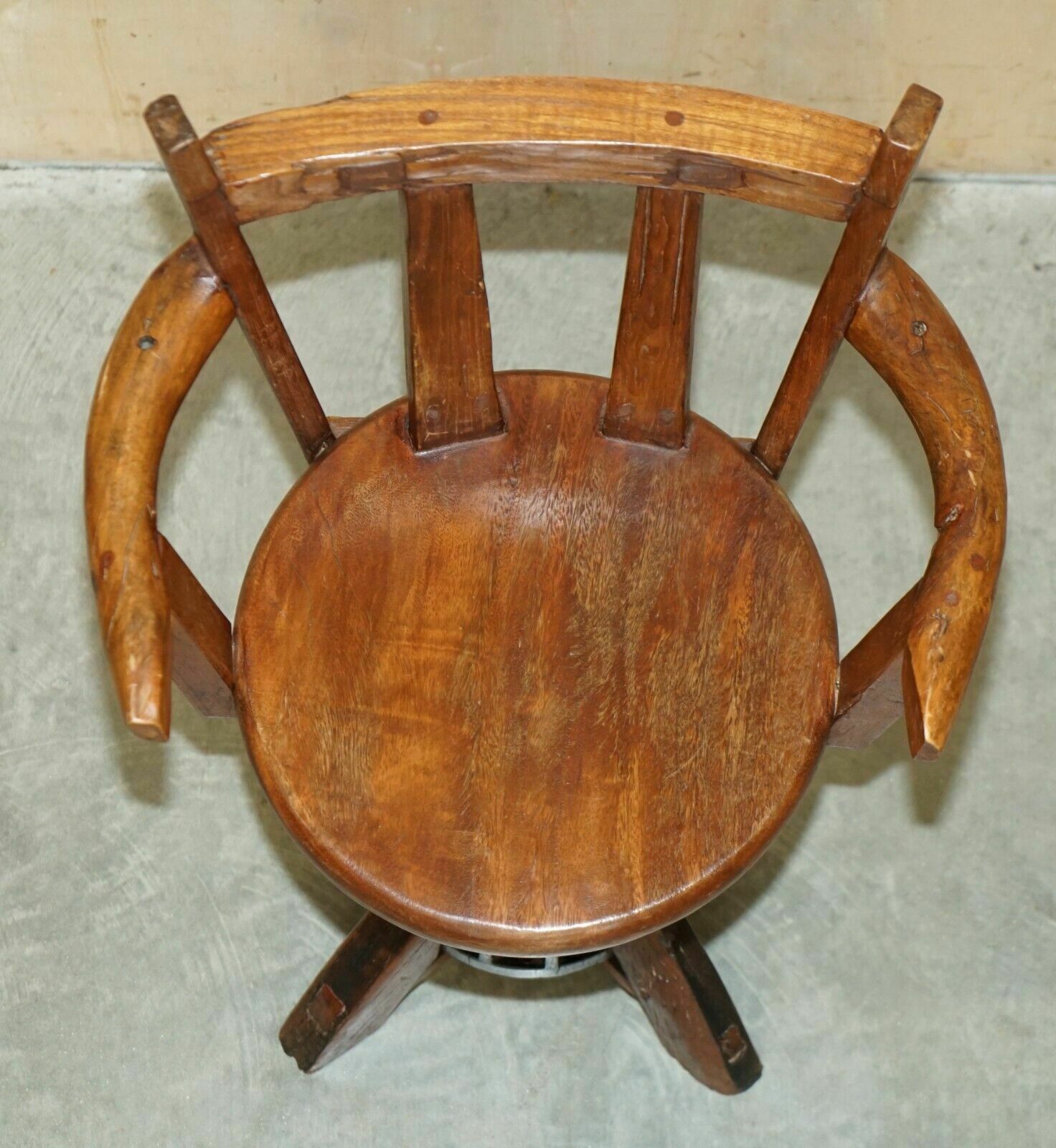 photo vintage Primative Antique Circa 1760 Carthorse Wheel Remade Into A Captains Swivel Chair