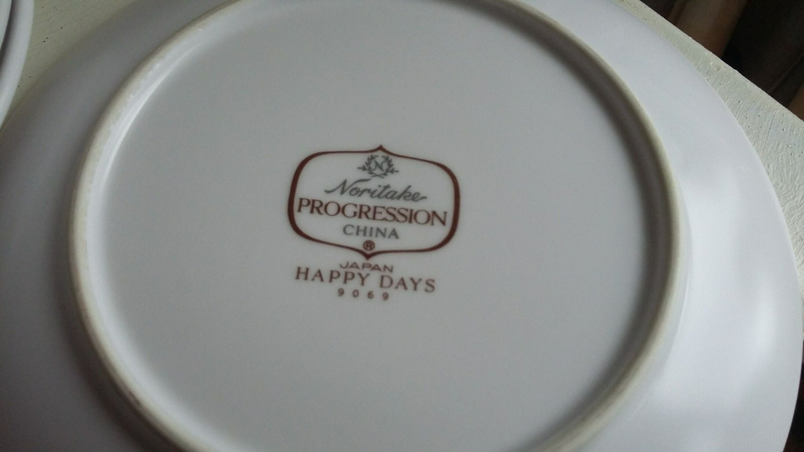 photo furniture Noritake China Dinner Service ‘Happy Days’