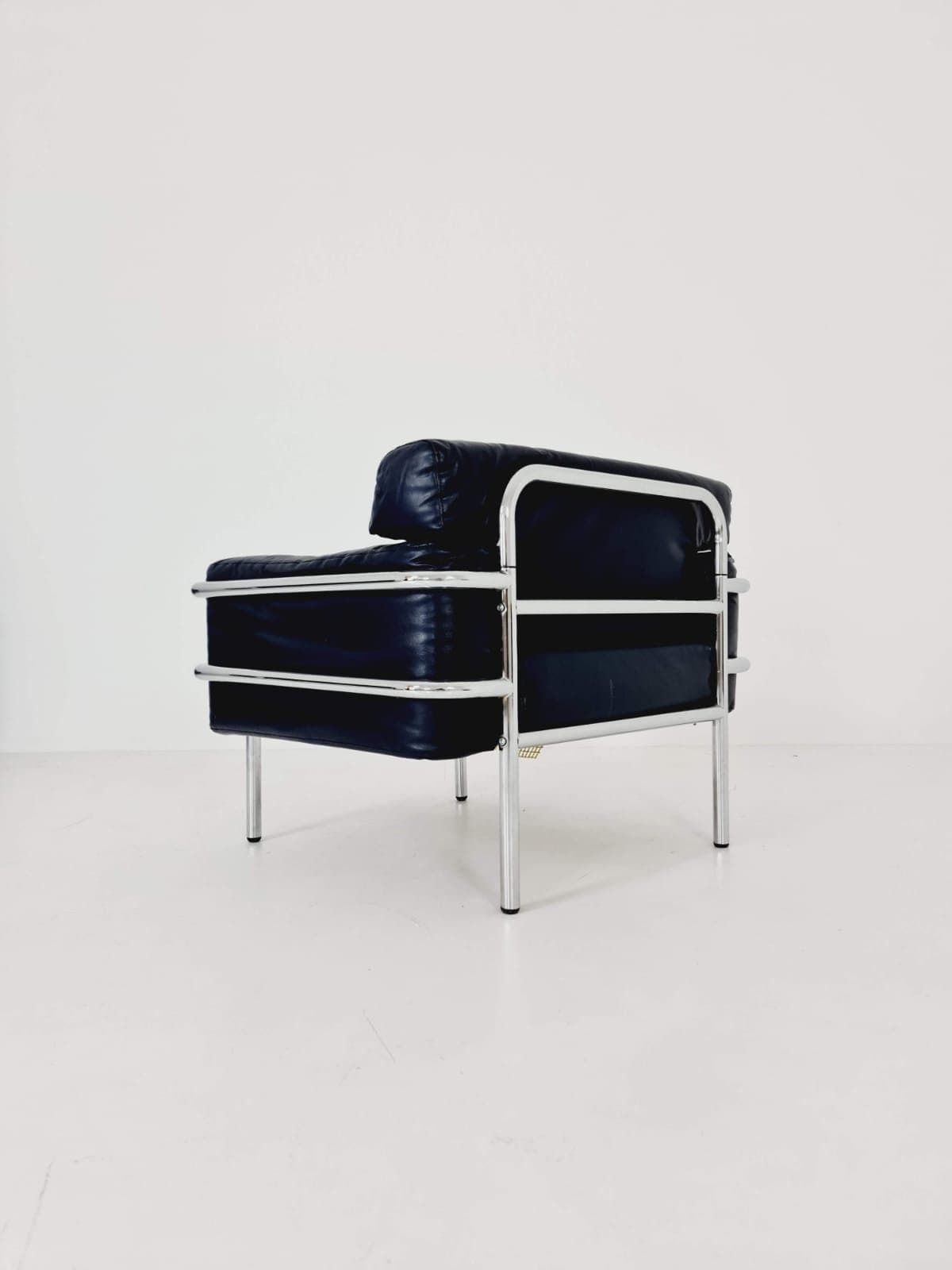 Bauhaus  Style Of Cassia Lc2 Style Armchair, 1980s photo vinterior