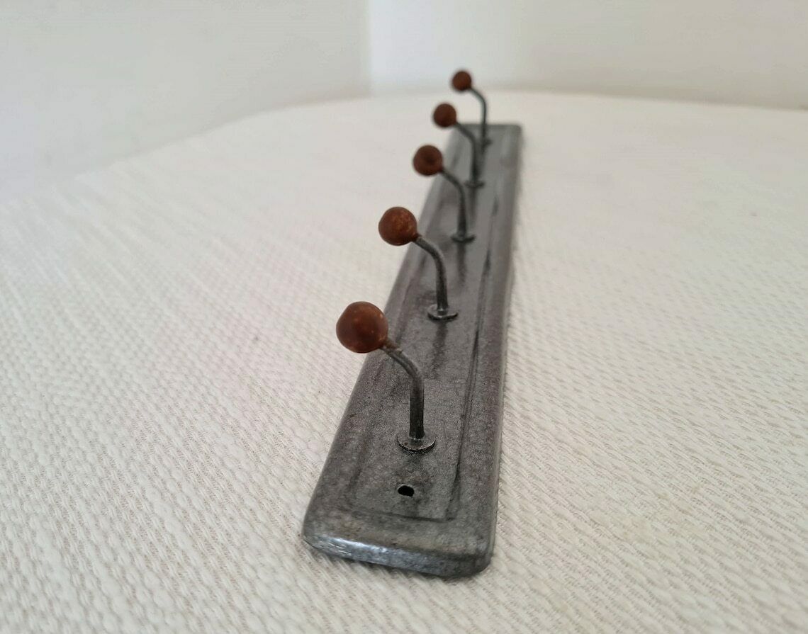 Vintage Metalen Kapstok Met 5 Haken En Houten Ballen – Mid Century Wandpaneel photo vinterior