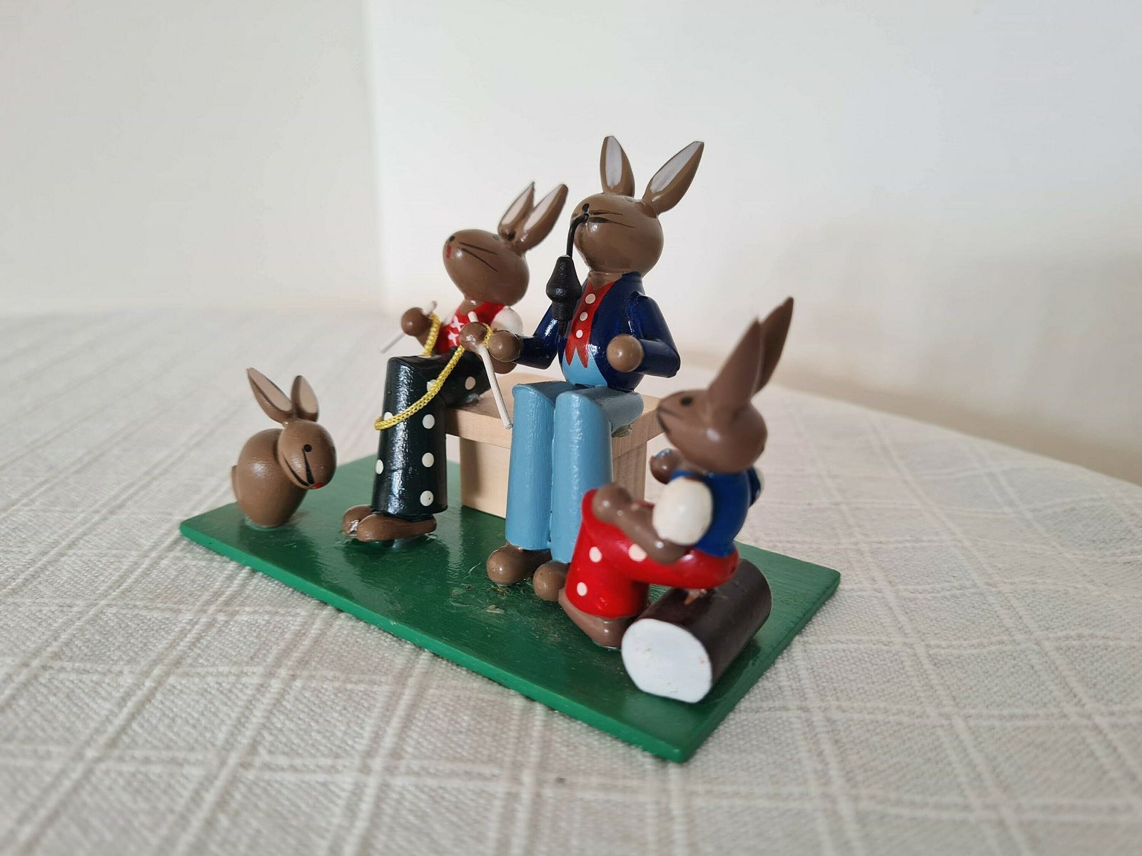 Vintage Decoratie Met 4 Paashazen – Handgeschilderd Houten Volkskunststuk Uit Het Erzgebirge, Gemaakt In Oost Duitsland photo 54.0