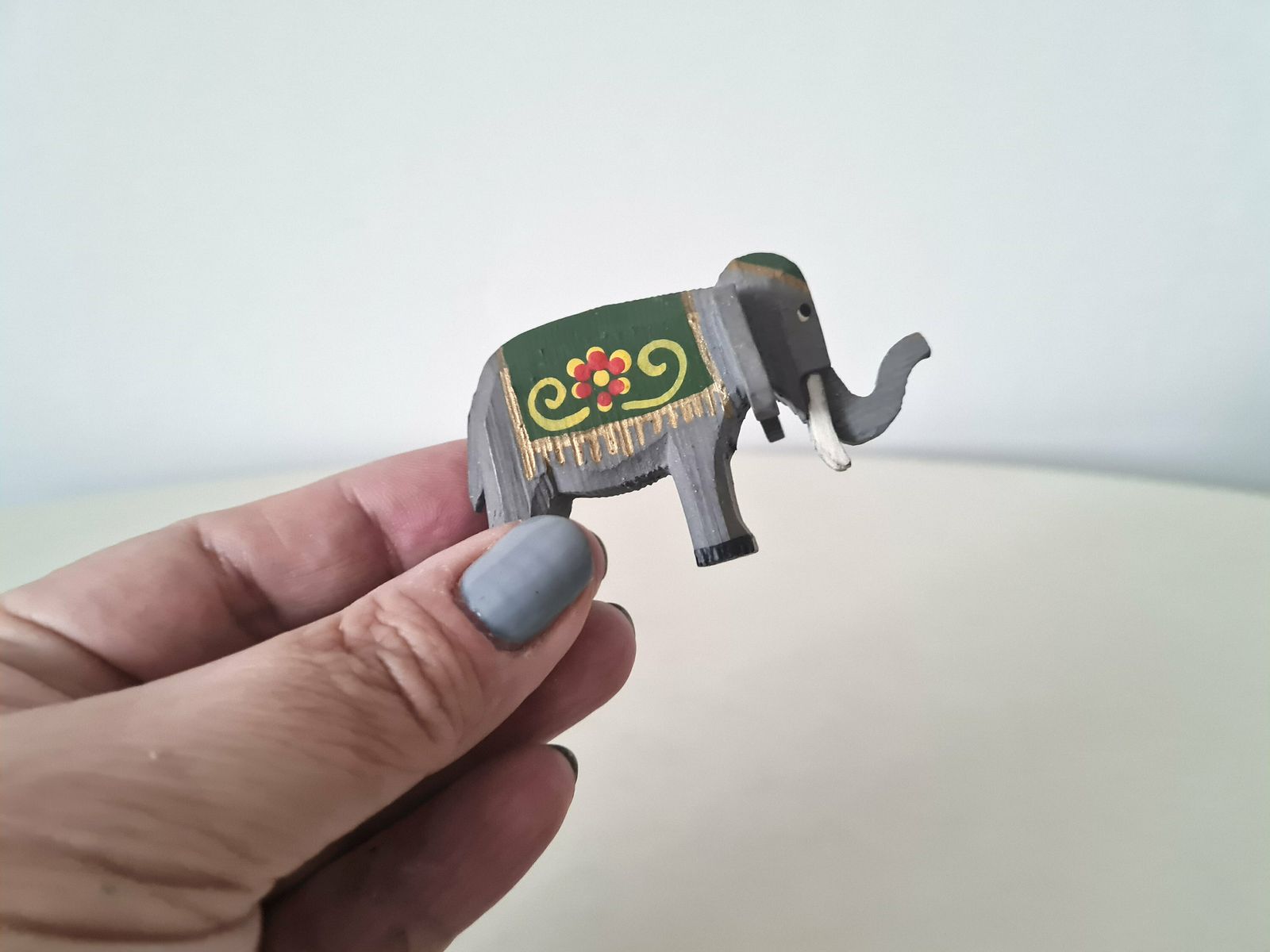 Vintage Erzgebirge Miniatuur Olifantfiguur – Houten Decoratie, Gemaakt In Oost Duitsland photo vinterior