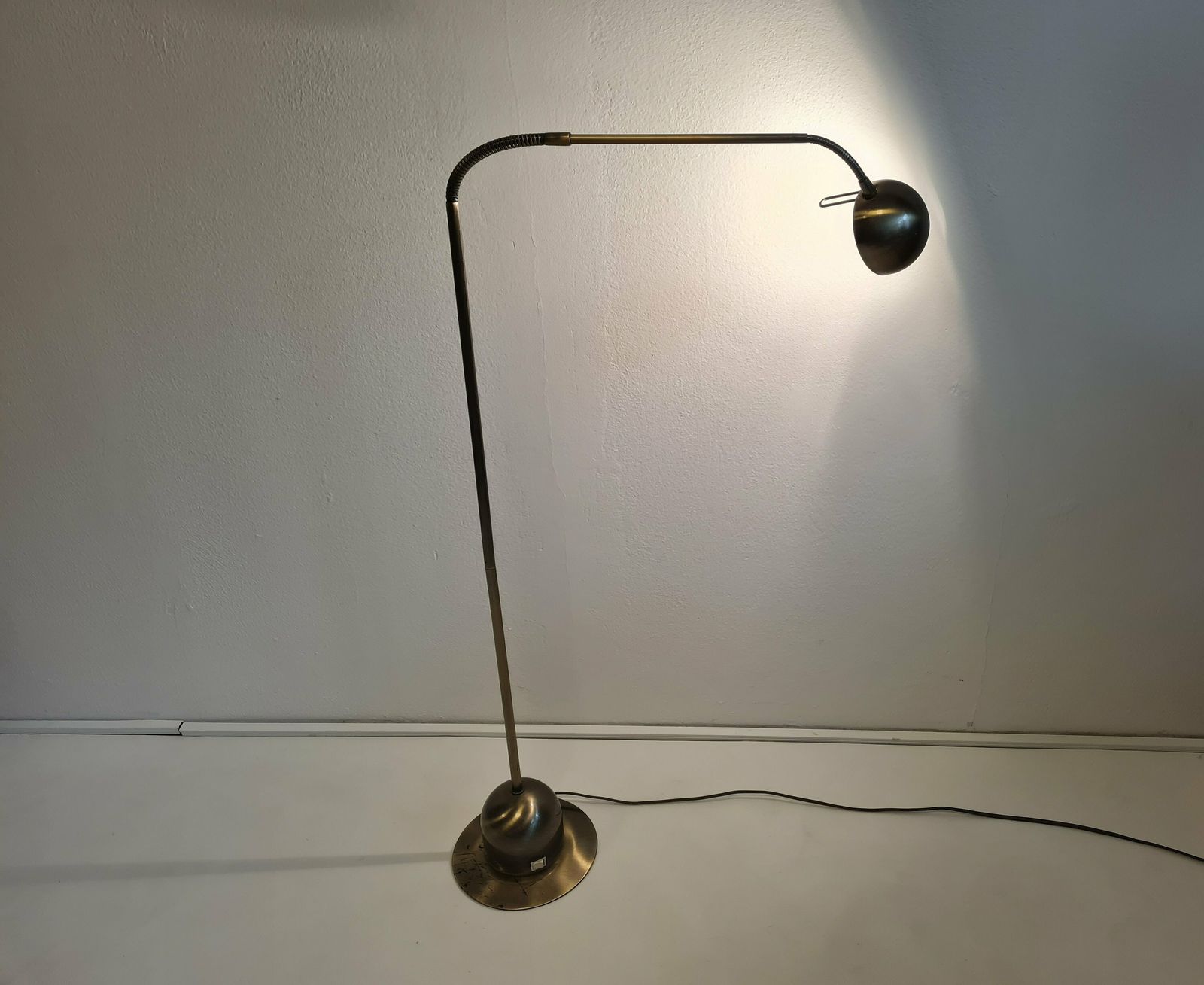 photo furniture Vintage Mid Century Gold Halogen Floor Lamp Retro Lamp Very Beautiful Decor Element