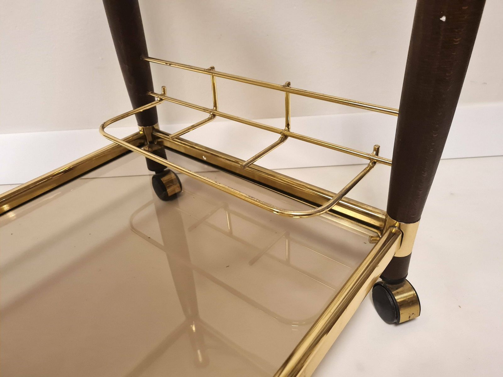 Vintage Mid Century Bartafel Met Messing, Hout En Rookglas, Op Wielen photo buy