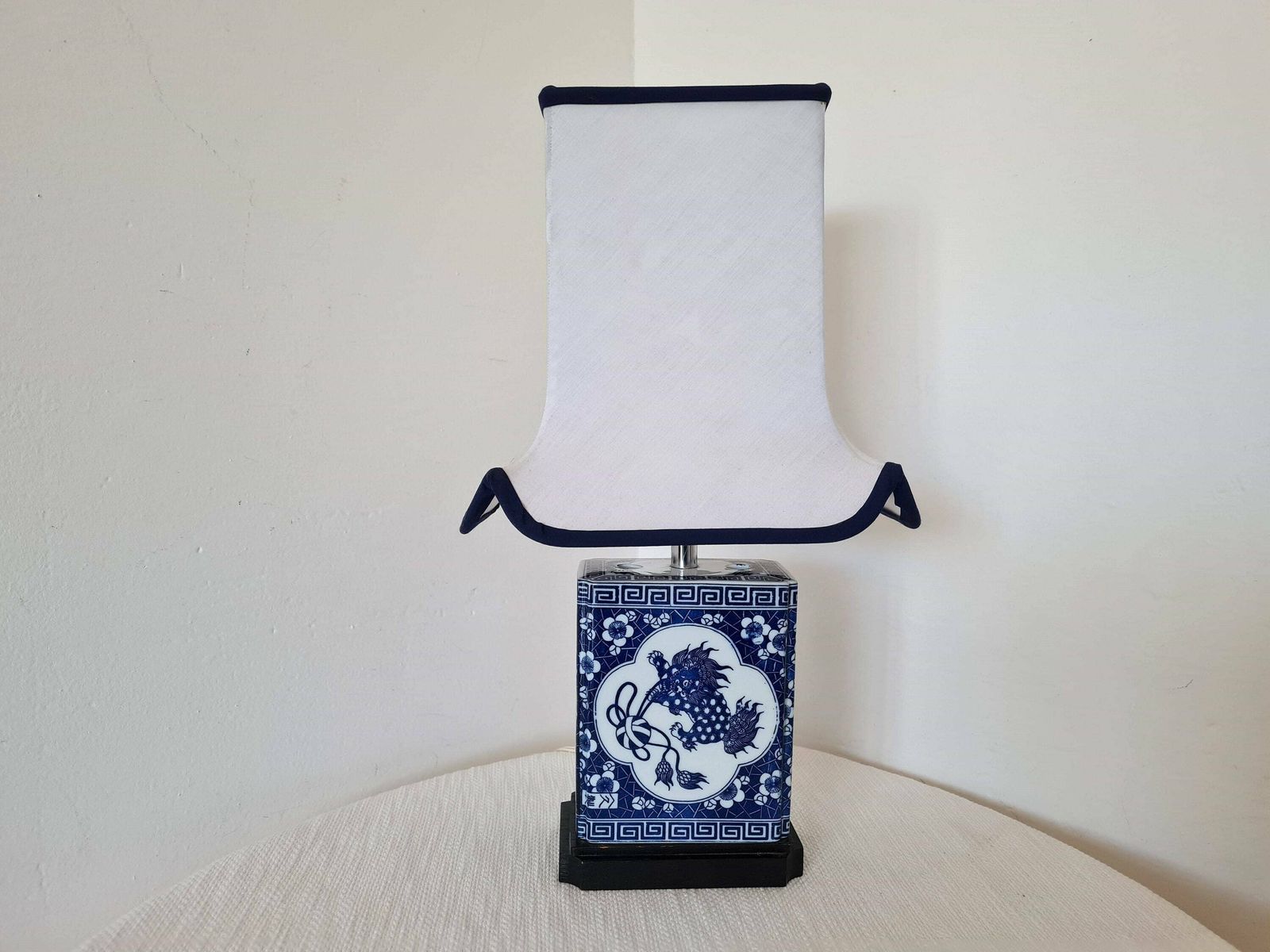 Vintage – Stel Van Twee Chinese Lampen Met Keramieken Voet En Katoenen Kap photo 536.0