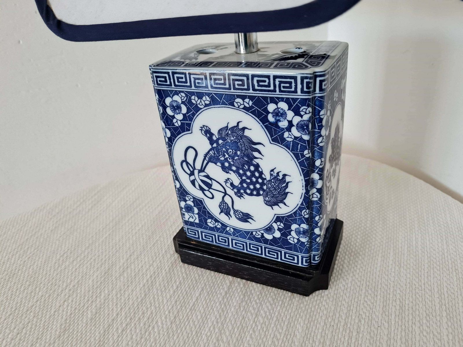 Vintage – Stel Van Twee Chinese Lampen Met Keramieken Voet En Katoenen Kap photo vinterior