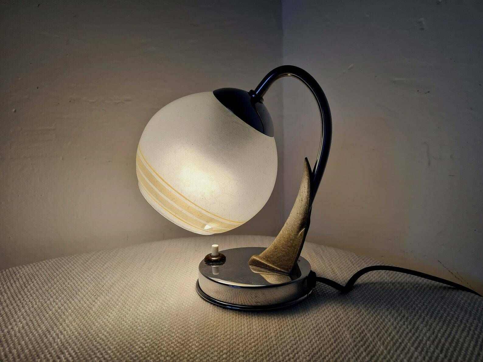 photo furniture Vintage Bauhaus Nikkelen Tafellamp Zukov Met Glazen Bolkap