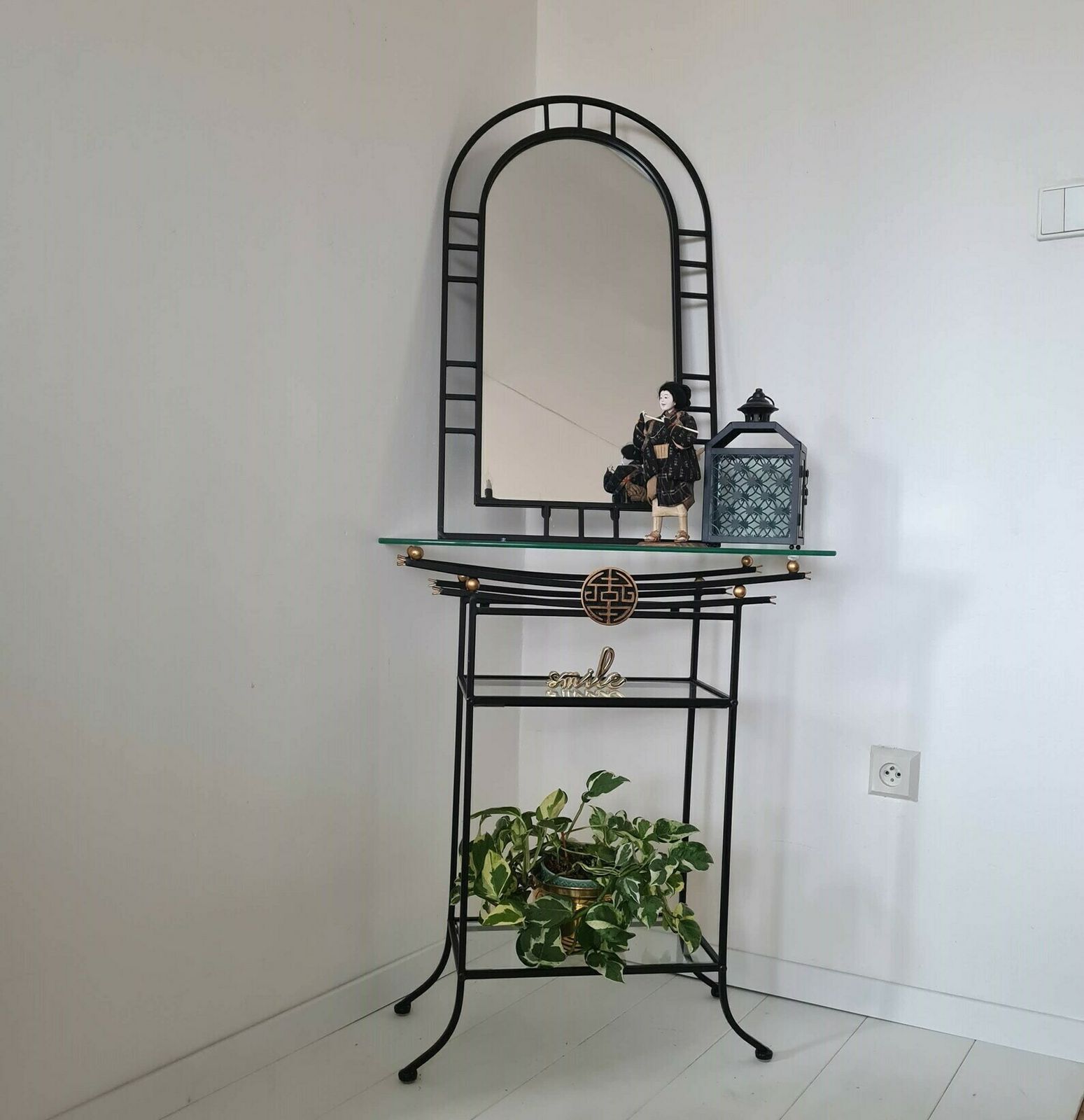 photo furniture Vintage Metal And Glass Dressing Table With Mirror In Asian Style