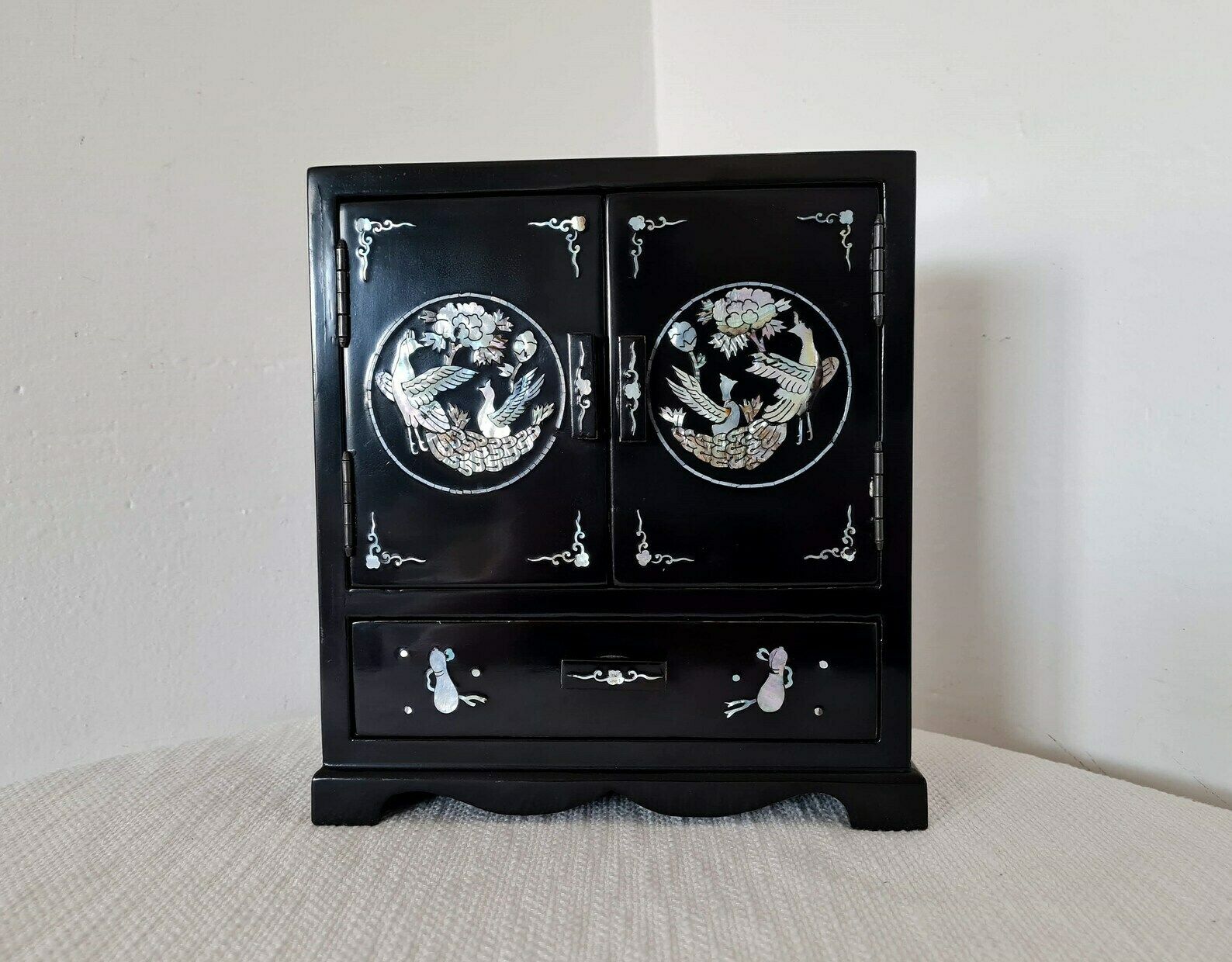 Vintage Chinese Sieradendoos Met Parelmoer Inlegwerk photo furniture
