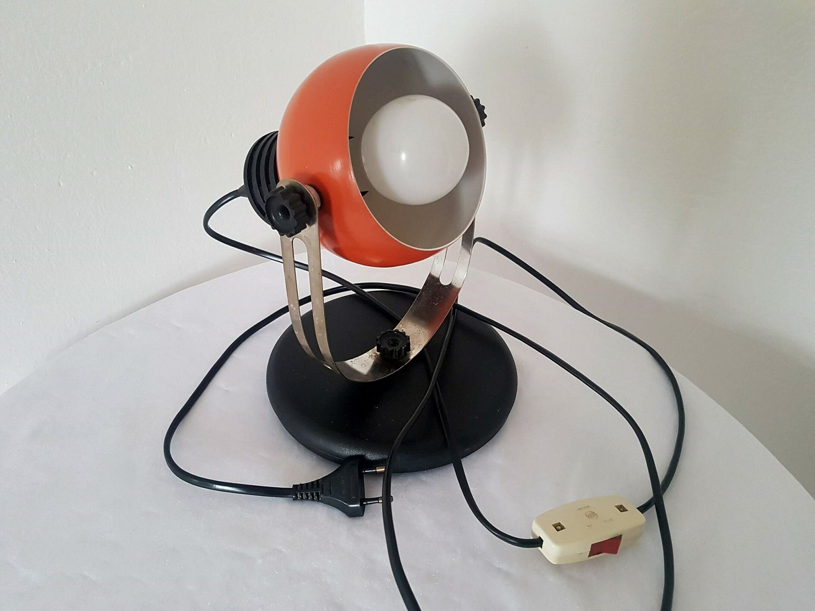 Vintage Oranje Bureaulamp – Mid Century Industrieel Retro Metalen Lamp Jaren 70 photo for sale