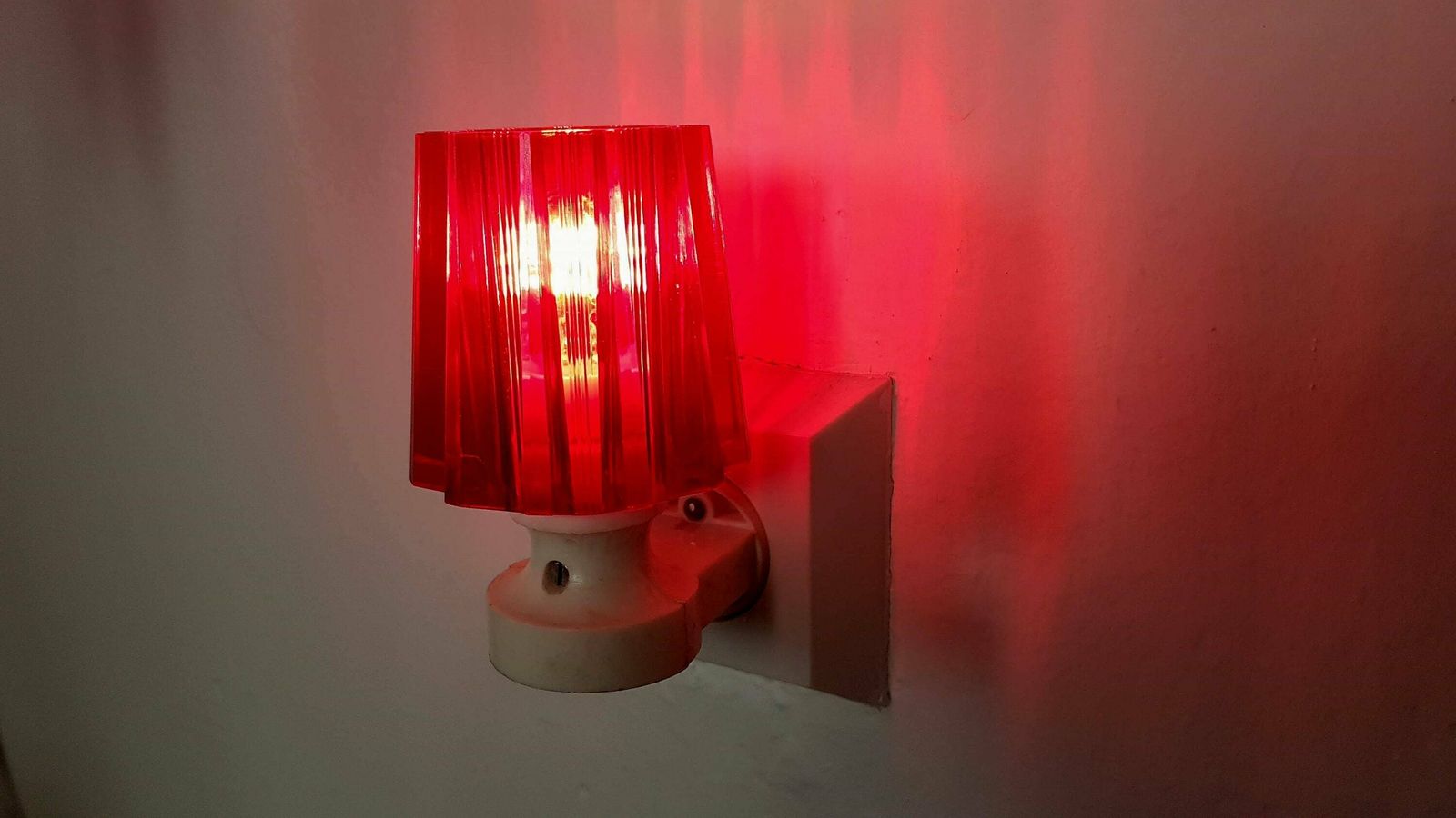Vintage Mid-Century nachtlamp met 3 verwisselbare kappen. Creëert een bijzondere sfeer in huis. photo furniture