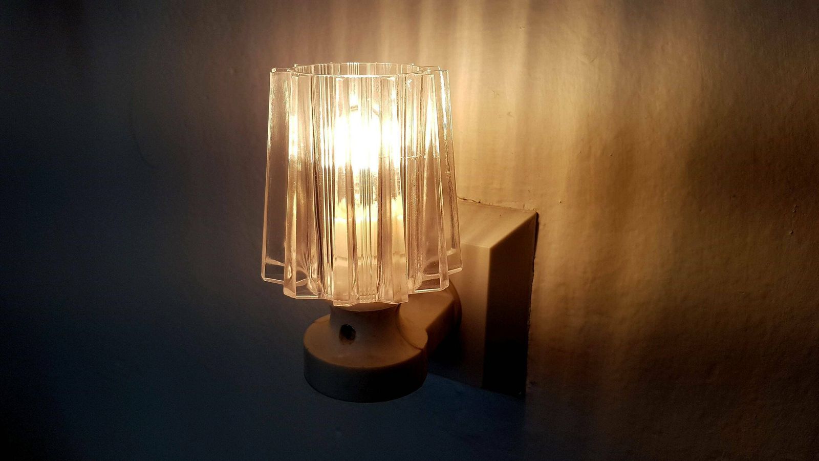 Vintage Mid-Century nachtlamp met 3 verwisselbare kappen. Creëert een bijzondere sfeer in huis. photo for sale