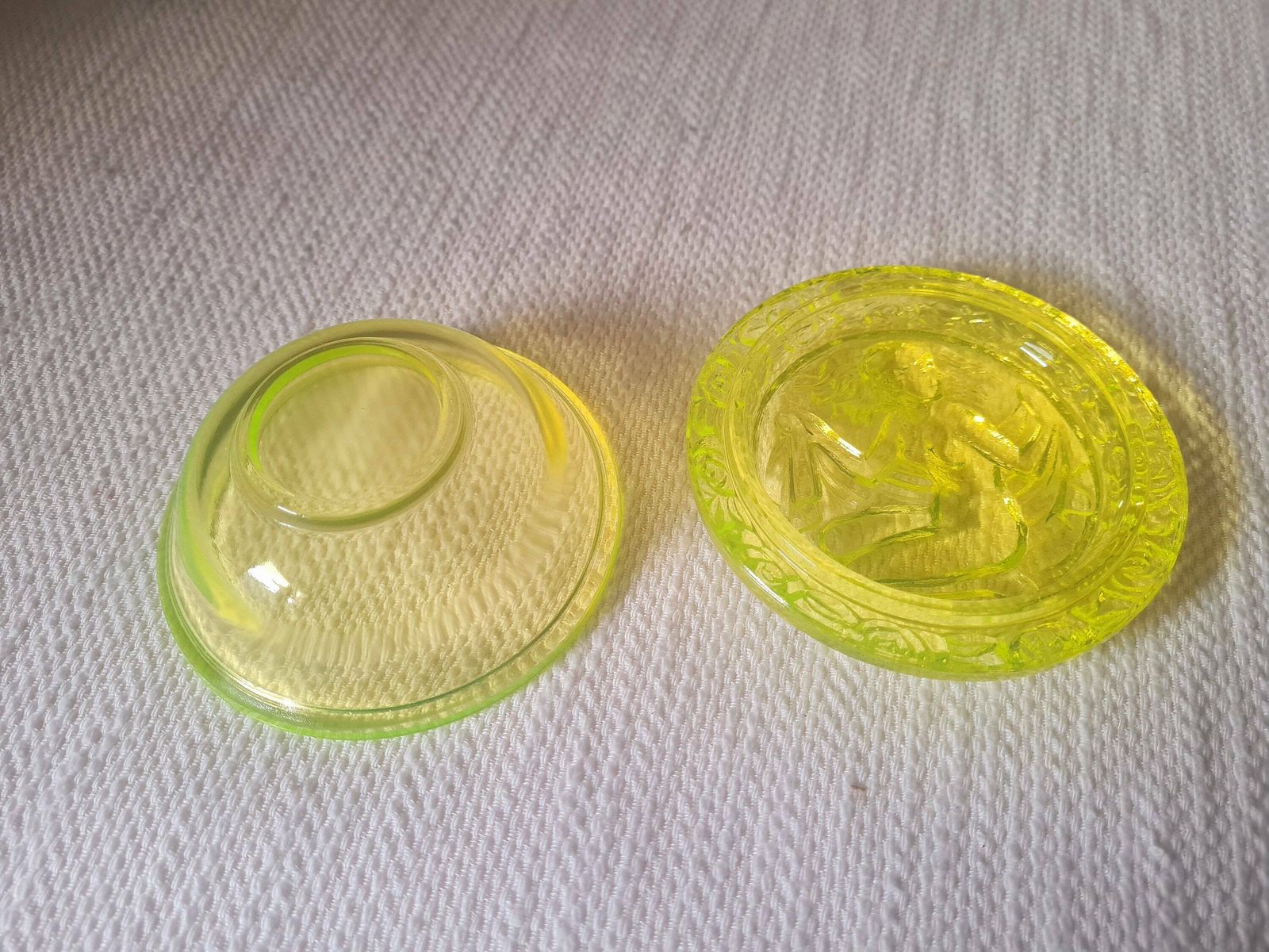 Vintage Czech Uranium Glass Dose Jewelry Box Perfect Condition Not Used photo 108.0