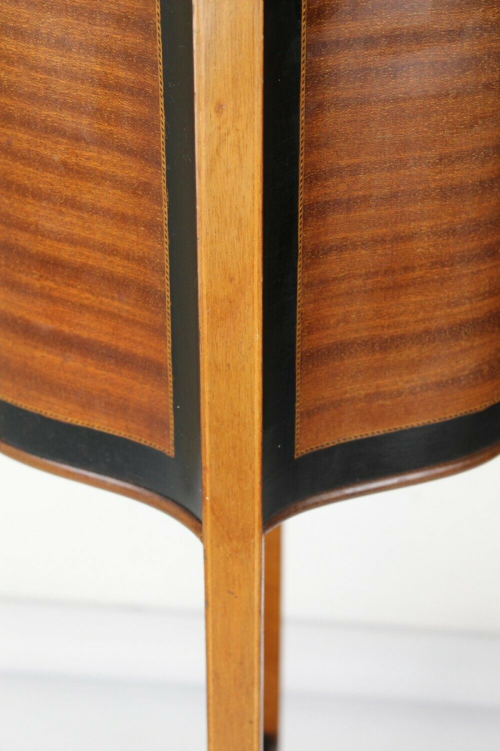 295.0 Edwardian Mahogany & Inlaid Jardinière photo