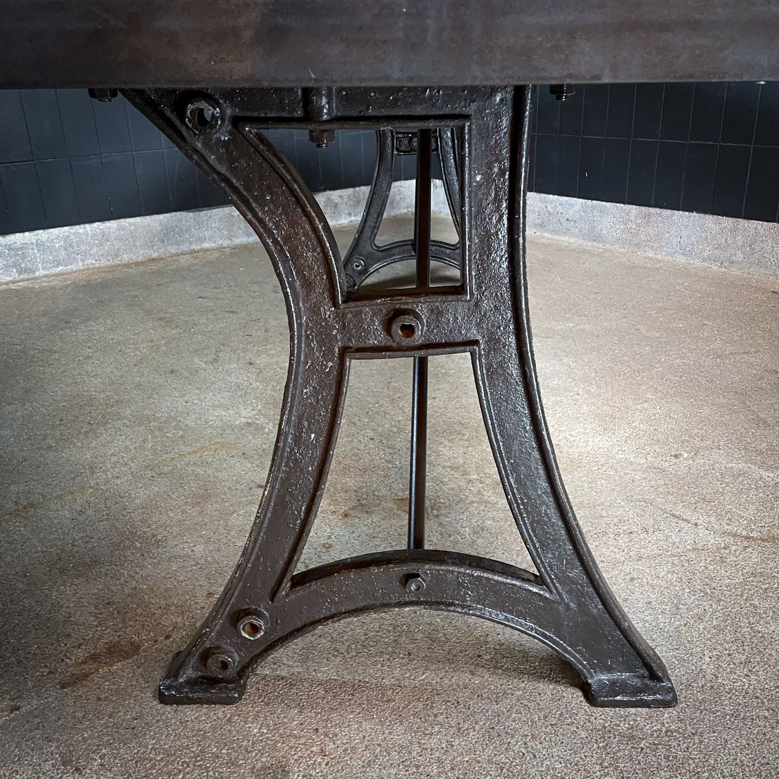 photo furniture Industriële Eettafel Op Diamantslijpermachineonderstel – Vivre Crafts