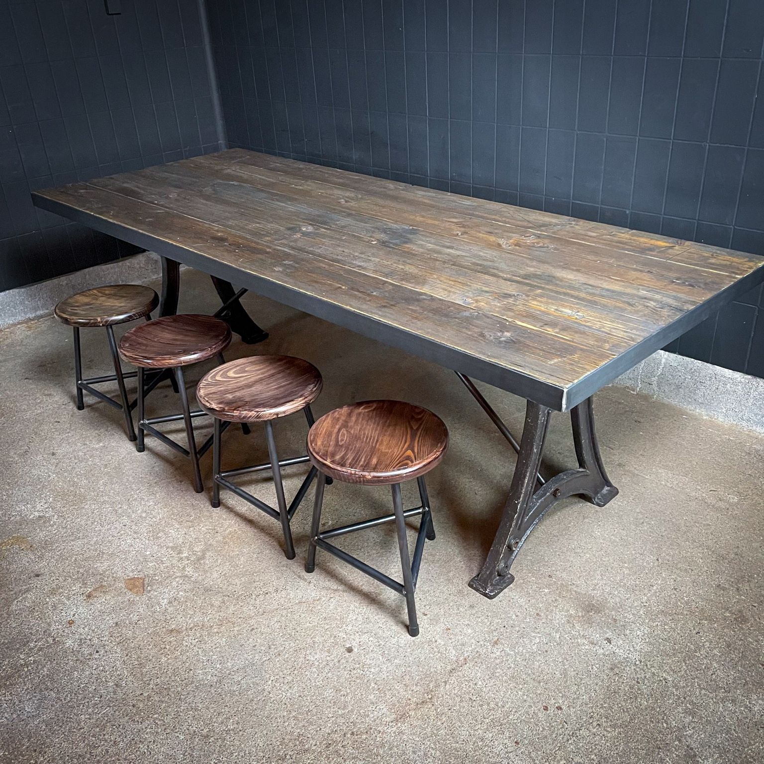 photo for sale Industriële Eettafel Op Diamantslijpermachineonderstel – Vivre Crafts