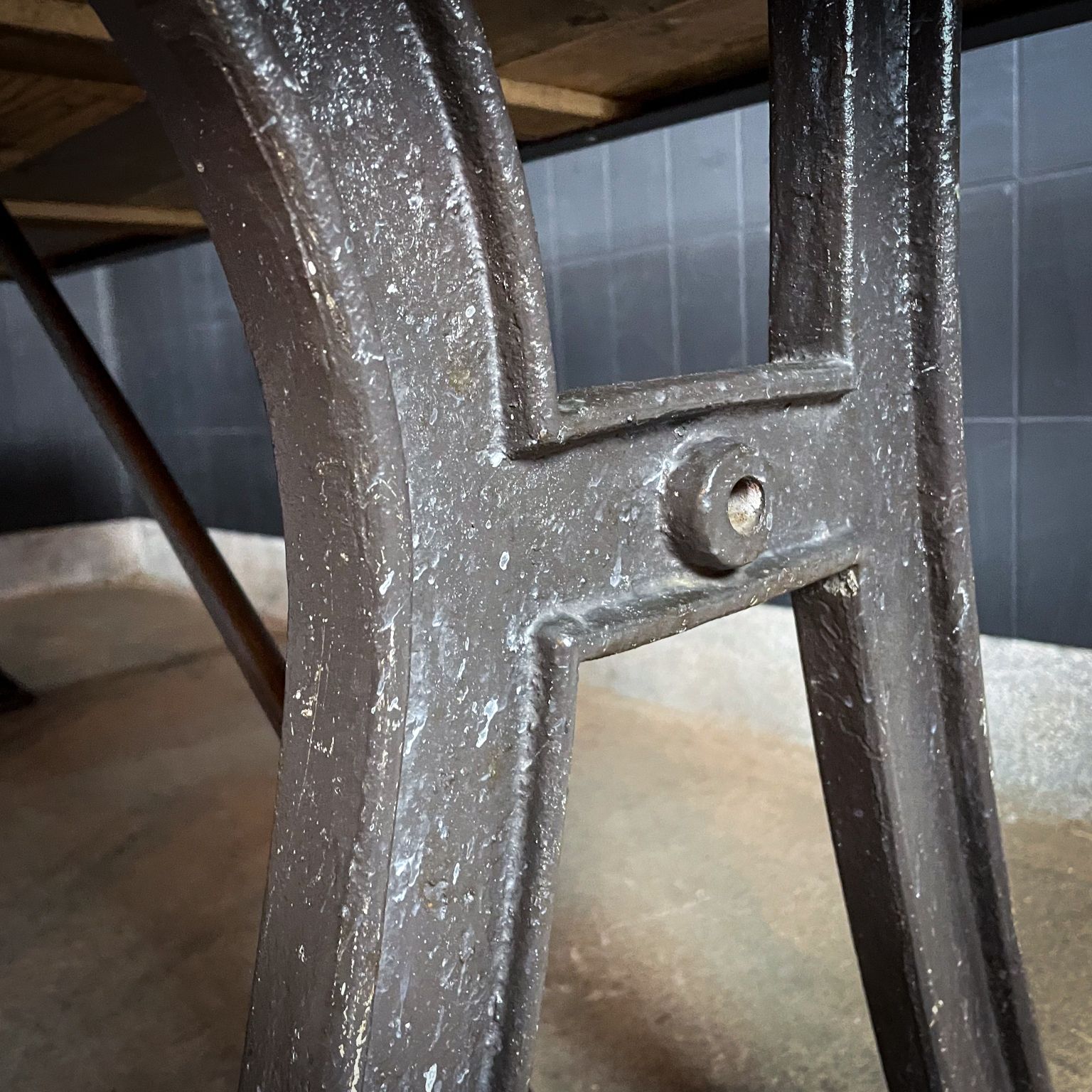 1775.0 Industriële Eettafel Op Diamantslijpermachineonderstel – Vivre Crafts photo