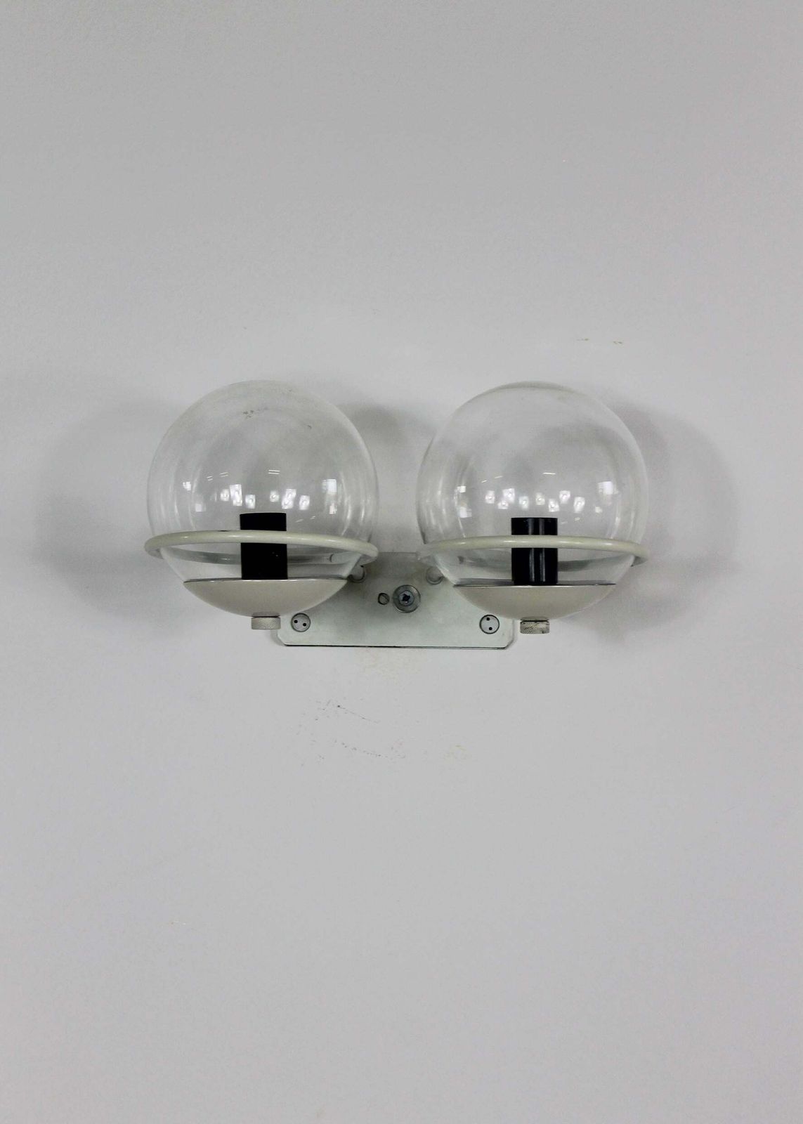 photo furniture Gino Sarfatti Set Of Two Wall Lamps 238/2 In Aluminium And Glass By Arteluce 60s