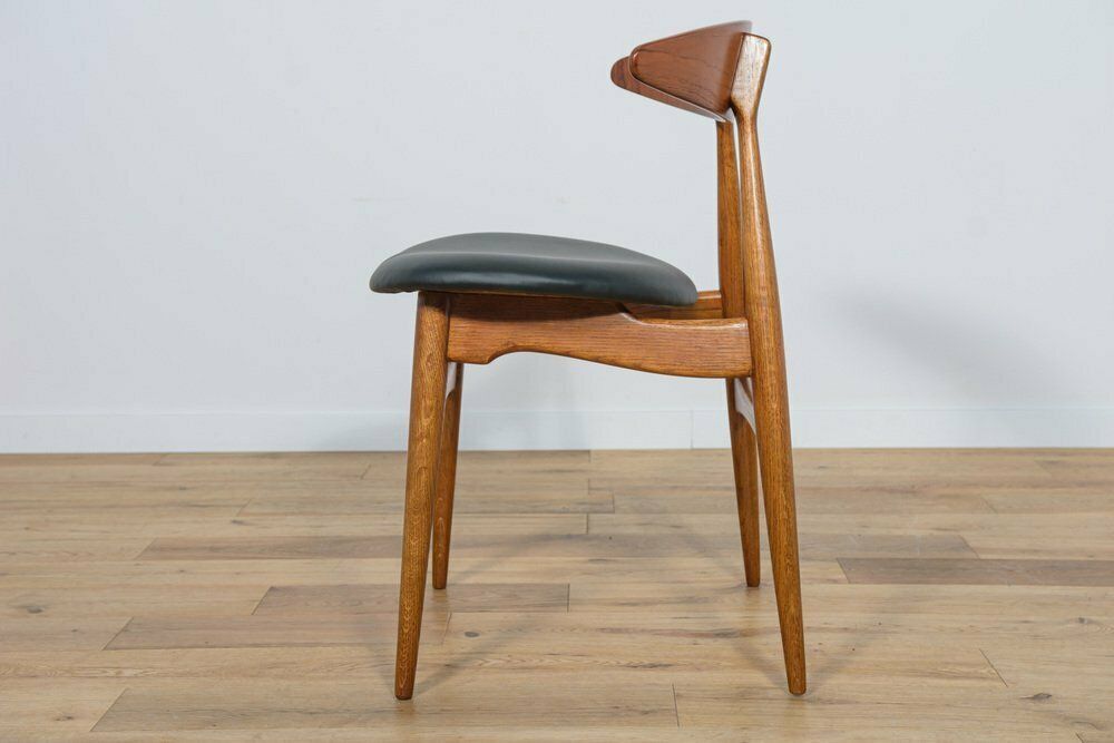 photo for sale Mid Century Danish Ch33 Dining Chairs By Hans J Wegner For Carl Hansen And Søn 1960s Set Of 4