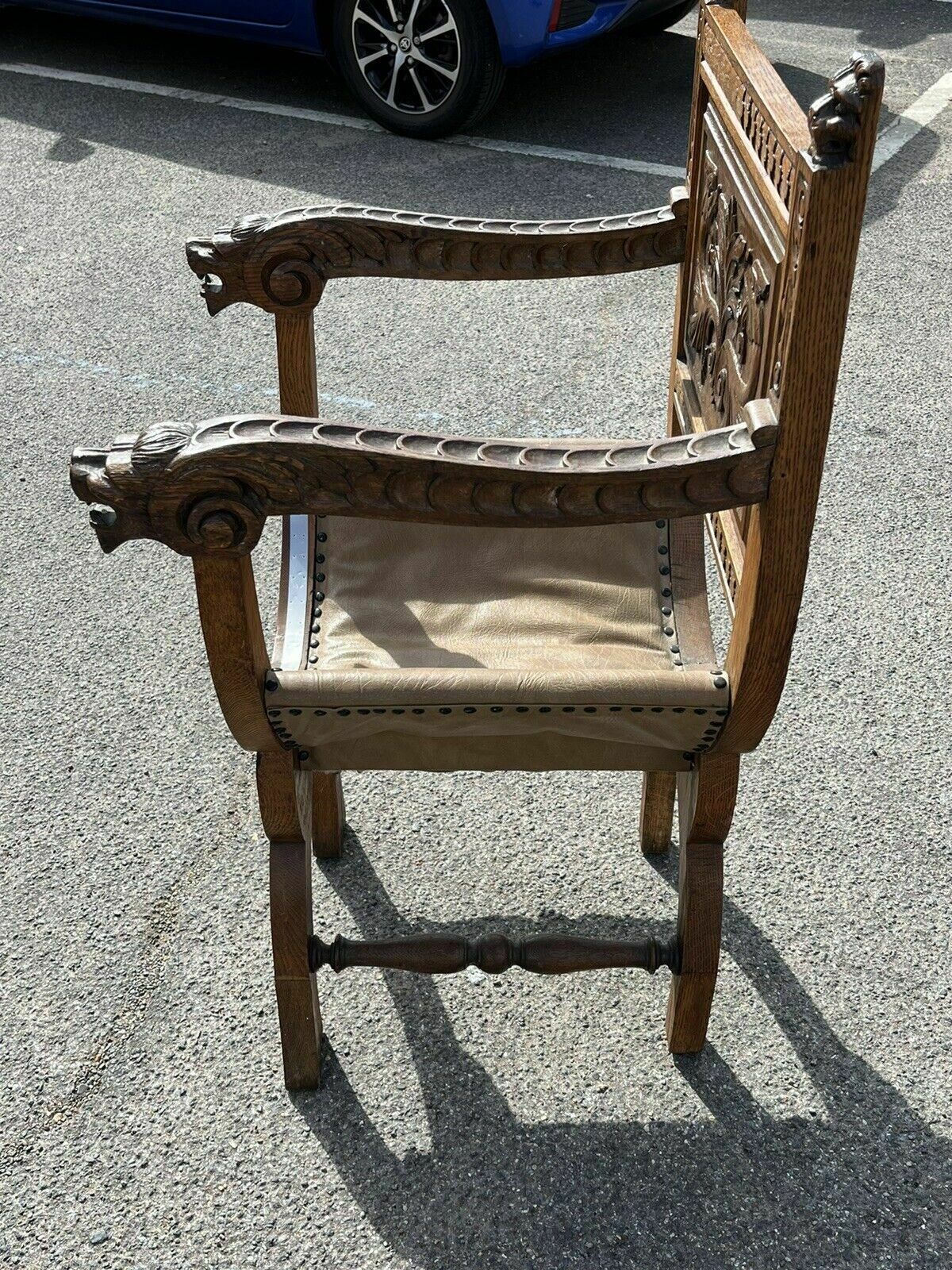 photo furniture Antique Carved Oak Chair, With Carved Lion Heads Decoration